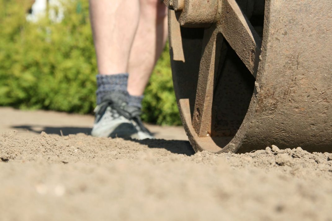 Erst aussäen, dann harken, dann walzen – aber bitte in der richtigen Reihenfolge.