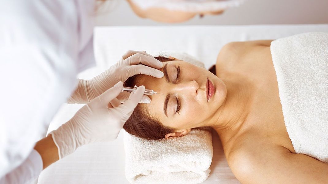 Botox – kein Beauty-Mittel ist so heiß umstritten wie dieses Nervengift. Wir haben die Fakten zur Behandlung, Risiken und auch der heilenden Wirkung.