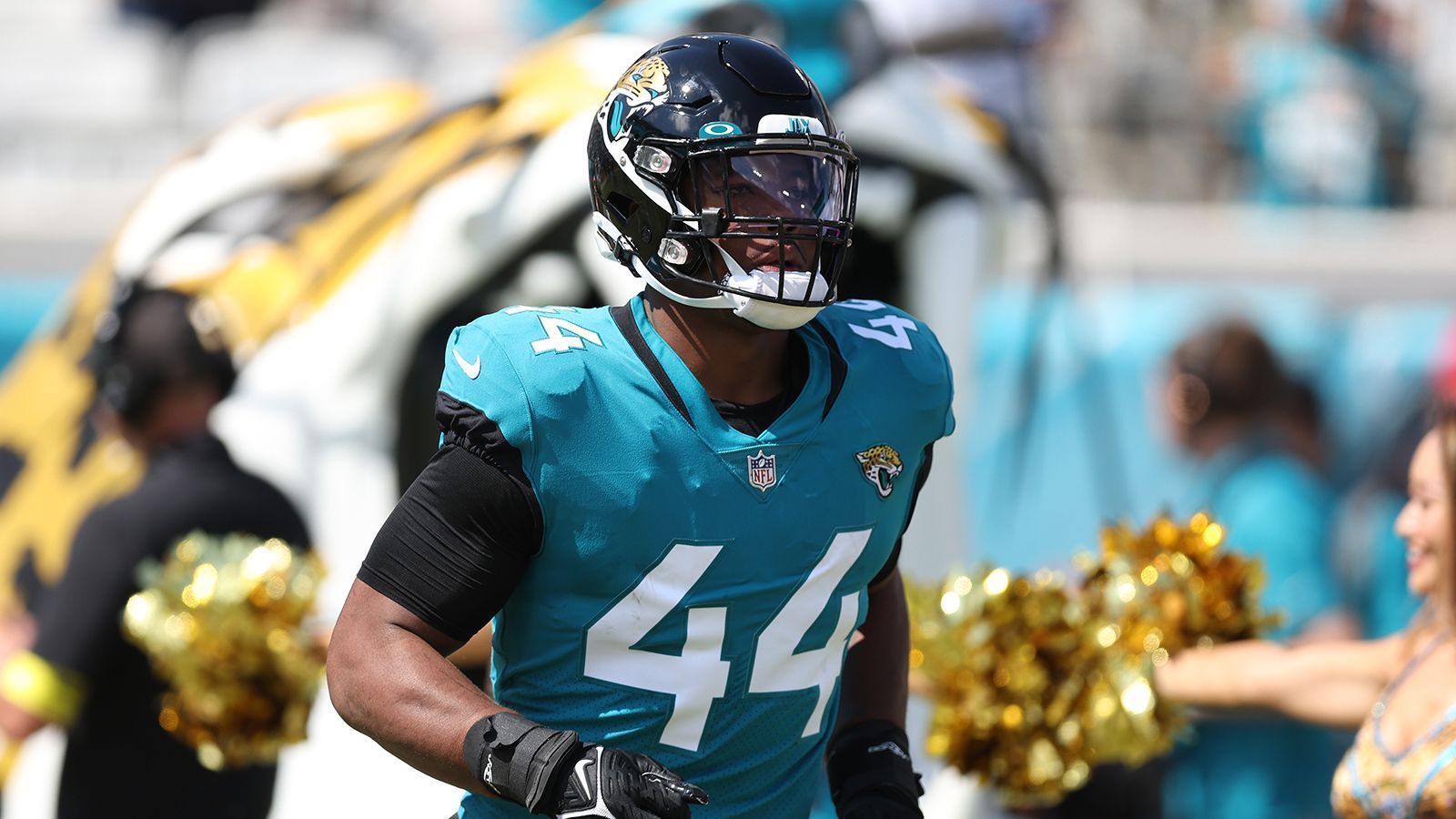 
                <strong>Verlierer: Die 2022 Draft Picks der Jacksonville Jaguars</strong><br>
                Wo wir grad beim NFL Draft sind: Die Jacksonville Jaguars hatten eine Menge Ressourcen in dem NFL Draft 2022. Mit dem ersten Pick wählten sie Pass Rusher Travon Walker, Linebacker Devin Lloyd ging ebenfalls in der ersten Runde über die Ladentheke. Doch während andere Teams bereits große Erfolge von ihren Rookies feiern, bleibt die große Leistungsexplosion in Jacksonville noch aus. Natürlich sollten Rookies Zeit bekommen und sie sind keinesfalls abgeschrieben, aber Walker konnte bisher, trotz viel Spielzeit, nur 2,5 Sacks verzeichnen, Linebacker Devin Lloyd zählt mit 532 zugelassenen Yards in seiner Deckung zu den anfälligsten Coverage-Linebacker und die Drittrunden-Picks Luke Fortner und Chad Muma konnten ebenfalls nur selten überzeugen. Vielleicht können sie im Saisonende noch einen Schlussspurt hinlegen. 
              