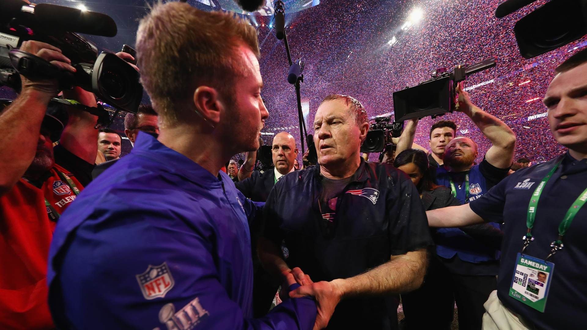 
                <strong>Nach Super-Bowl-Niederlage: Etablierung als Big Player</strong><br>
                Mit der Niederlage im Super Bowl LIII gegen die New England Patriots begann in Los Angeles eine neue Zeitrechnung. Nachdem die Rams unter Sean McVay während ihrem Super-Bowl-Run noch als die jungen, wilden Außenseiter galten, wollten sich die Verantwortlichen nach dem Fast-Erfolg endgültig als Big Player in der NFL etablieren. Neben Los Angeles als attraktive Stadt hatte die Franchise mit McVay einen der talentiertesten Coaches der NFL unter Vertrag, der heute noch sinnbildlich für den erfolgreichen Wandel steht. Neben der Verpflichtung mehrerer Stars per Free Agency und Trades kristallisierte sich vor allem ein konsequentes Muster heraus. 
              