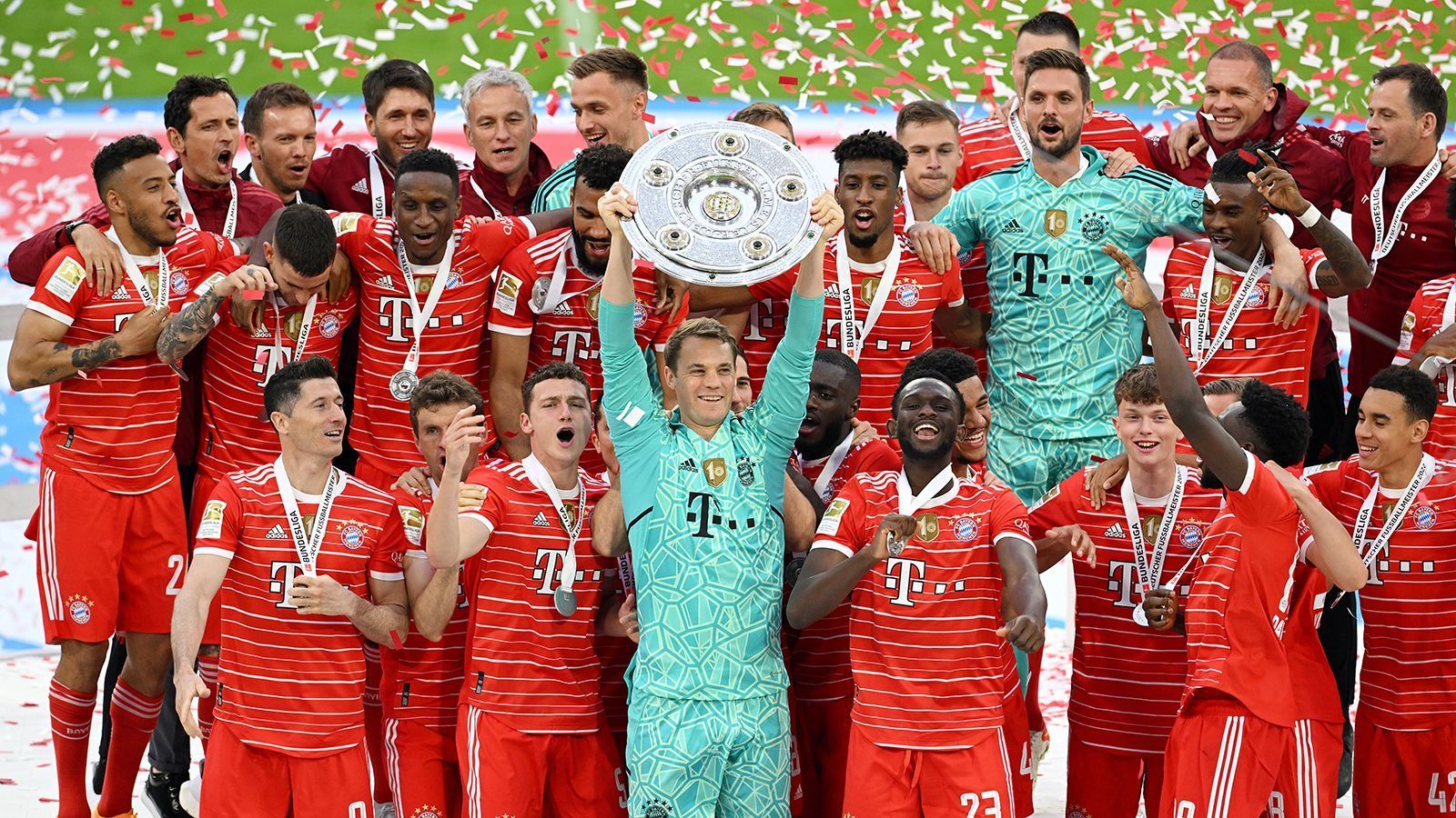 
                <strong>So feiert der FC Bayern München die 32. Meisterschaft</strong><br>
                Nach dem 2:2 gegen den VfB Stuttgart bekam der FC Bayern München die Meisterschale zum 32. Mal in der Vereins-Historie überreicht. ran zeigt die besten Bilder der Meisterfeier. 
              