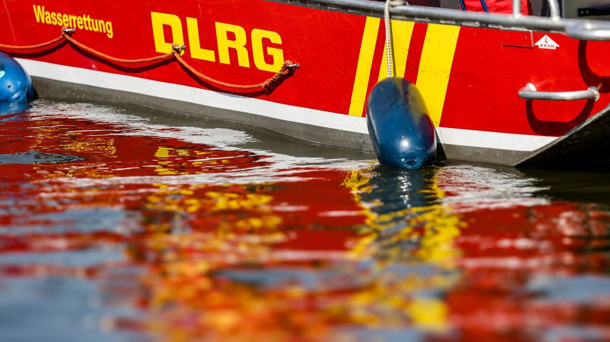 Ein Motorboot der DLRG fährt über einen Fluss bei einer Katastrophenschutzübung.
