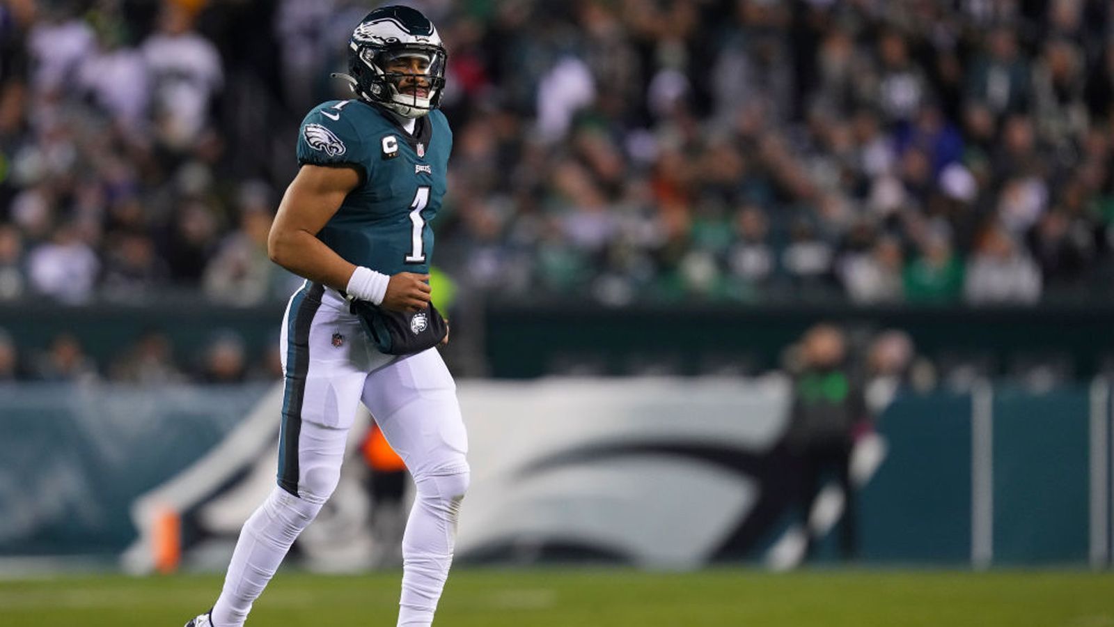 
                <strong>3. Jalen Hurts (Philadelphia Eagles)</strong><br>
                Es dürfte für den Zweitrunden-Pick des NFL Draft 2020 eine Erlösung gewesen sein, das erste Playoff-Spiel seiner Karriere zu gewinnen. Zur Erinnerung: Auch in der Saison 2021 lieferte er starke Leistungen ab, bis in der Wild Card Round das Spiel gegen die Tampa Bay Buccaneers anstand. Hurts leistete sich zu viele Fehler, fabrizierte drei Turnover und brachte nur 53,5 Prozent seiner Pässe an den Mann. Doch das ist Vergangenheit! Nun tritt er so selbstsicher auf, dass Head Coach Nick Sirianni sogar sagt: "Ihn da draußen zu haben, ist wie Michael Jordan da draußen zu haben."
              