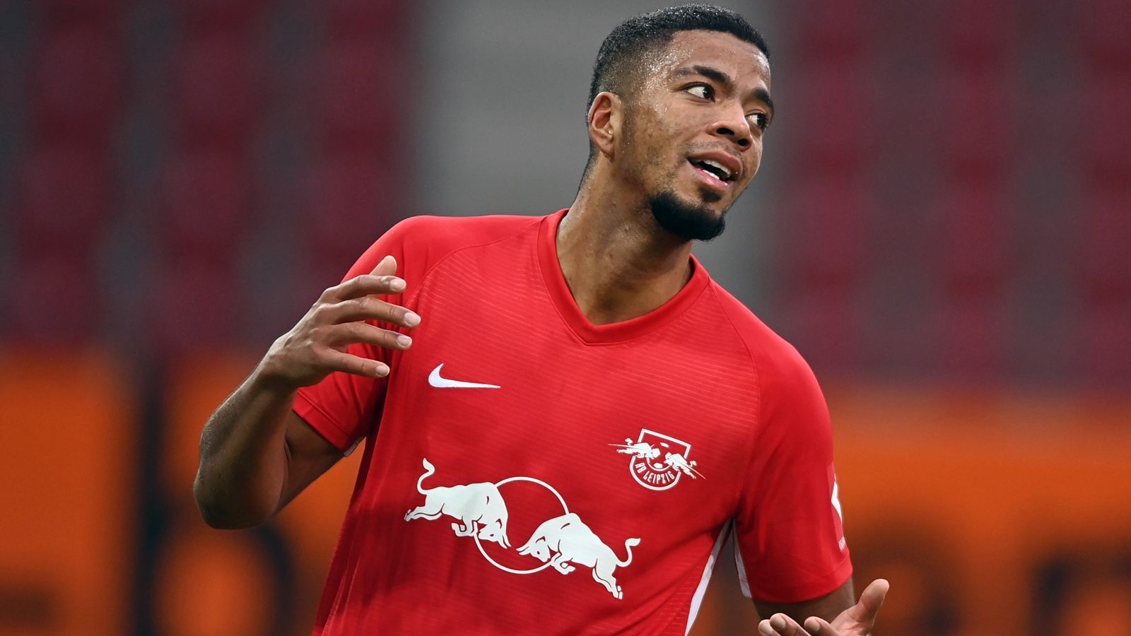 
                <strong>Abwehr: Benjamin Henrichs</strong><br>
                Nach seinem Wechsel zu RB Leipzig, braucht der 24-Jährige immer noch etwas Zeit, um sich nach seiner Rückkehr nach Deutschland in der Bundesliga zurechtzufinden. Als U21-Europameister von 2017 und U21-Vize-Europameister von 2019 hat er bei Stefan Kuntz aber reichlich Eindruck hinterlassen.
              
