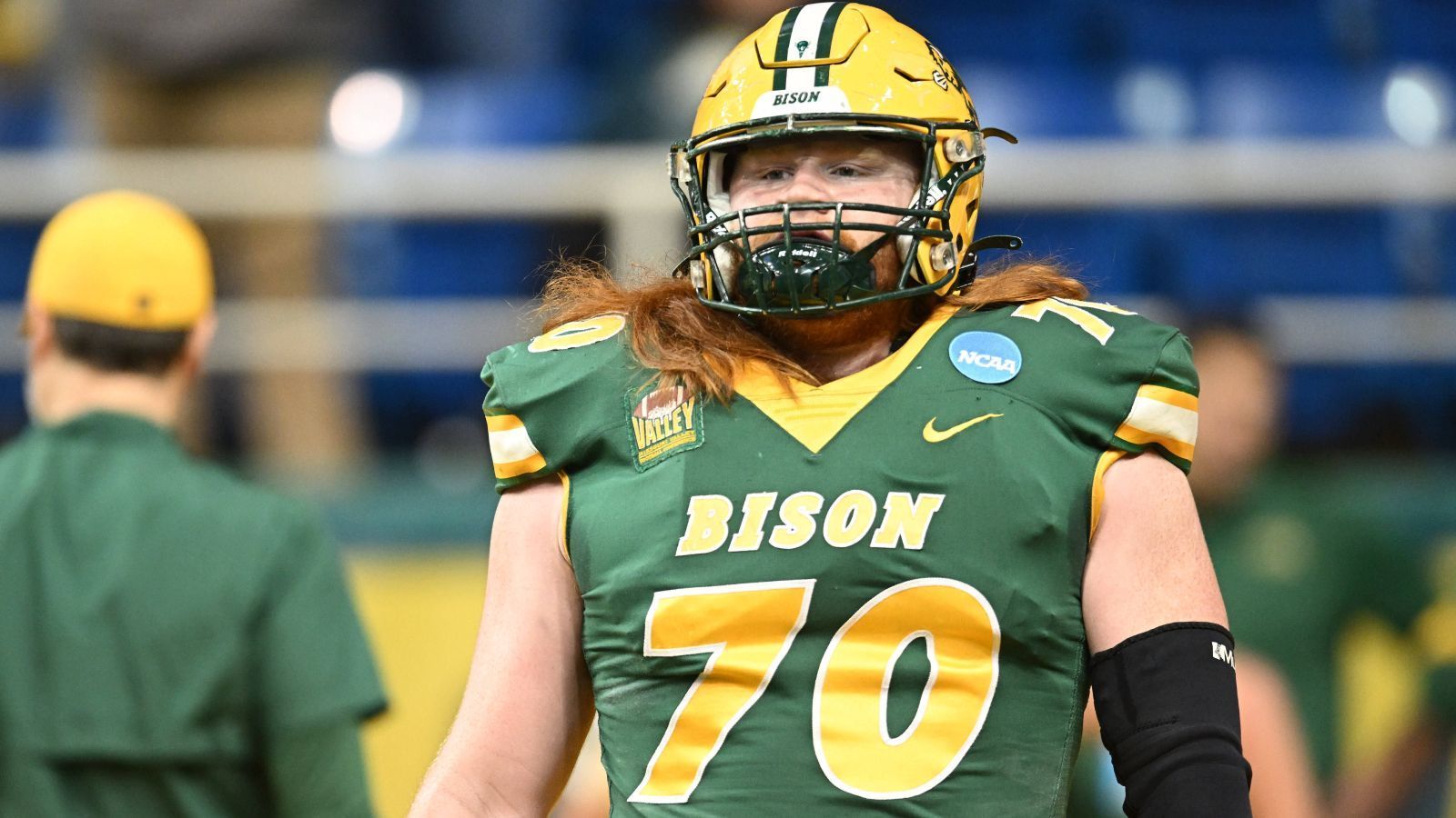 
                <strong>Platz 10: Cody Mauch (North Dakota State Bisons)</strong><br>
                Womöglich ist dem ein oder anderen Cody Mauch schonmal via Instagram oder TikTok über den Weg gelaufen. Der Mann der North Dakota State Bisons ging viral mit einem Vergleichsfoto von seinem Freshman-Jahr als Walk-On und einem aktuellen Bild. Doch auch sportlich sehen einige Experten in Mauch einen zukünftigen NFL-Tackle.
              