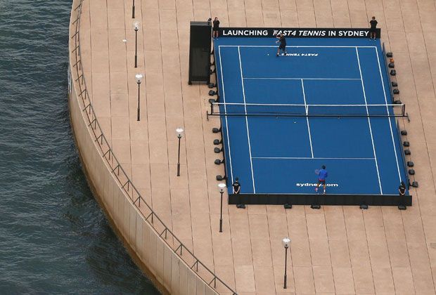 
                <strong>Wasser-Tennis mit Roger Federer und Lleyton Hewitt</strong><br>
                Der "FedExpress" und sein australischer Kontrahent Hewitt durften sich beim Spielen über eine wunderbare Aussicht freuen.
              