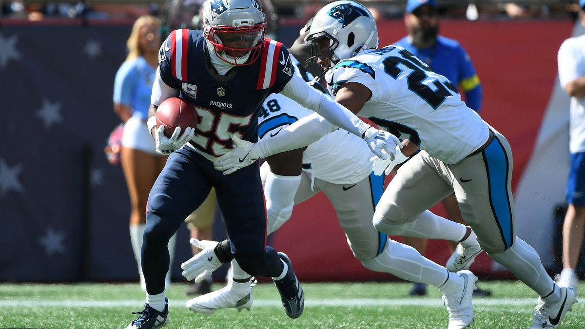 NFL, American Football Herren, USA Carolina Panthers at New England Patriots Sep 28, 2025; Foxborough, Massachusetts, USA; New England Patriots cornerback Marcus Jones (25) returns a punt while Car...
