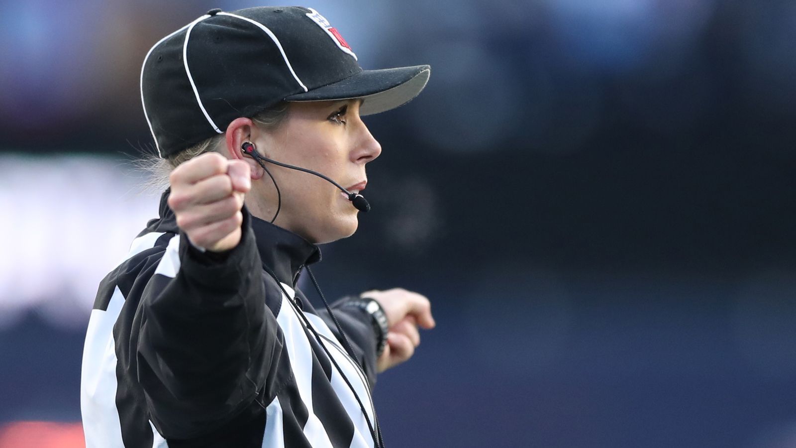 
                <strong>Gewinnerin: Sarah Thomas</strong><br>
                Sarah Thomas sammelt in den Divisional Playoffs einen Eintrag im Geschichtsbuch der Sportwelt. Die 46-Jährige ist die erste Schiedsrichterin, die bei einer Postseason-Partie der NFL auf dem Feld steht. Beim Spiel der Patriots gegen die Chargers unterstützt sie Chef-Referee Ron Tobert als Down Judge. Und Thomas macht ihre Sache fehlerfrei. Eine Bewerbung für weitere Einsätze in den Playoffs.
              