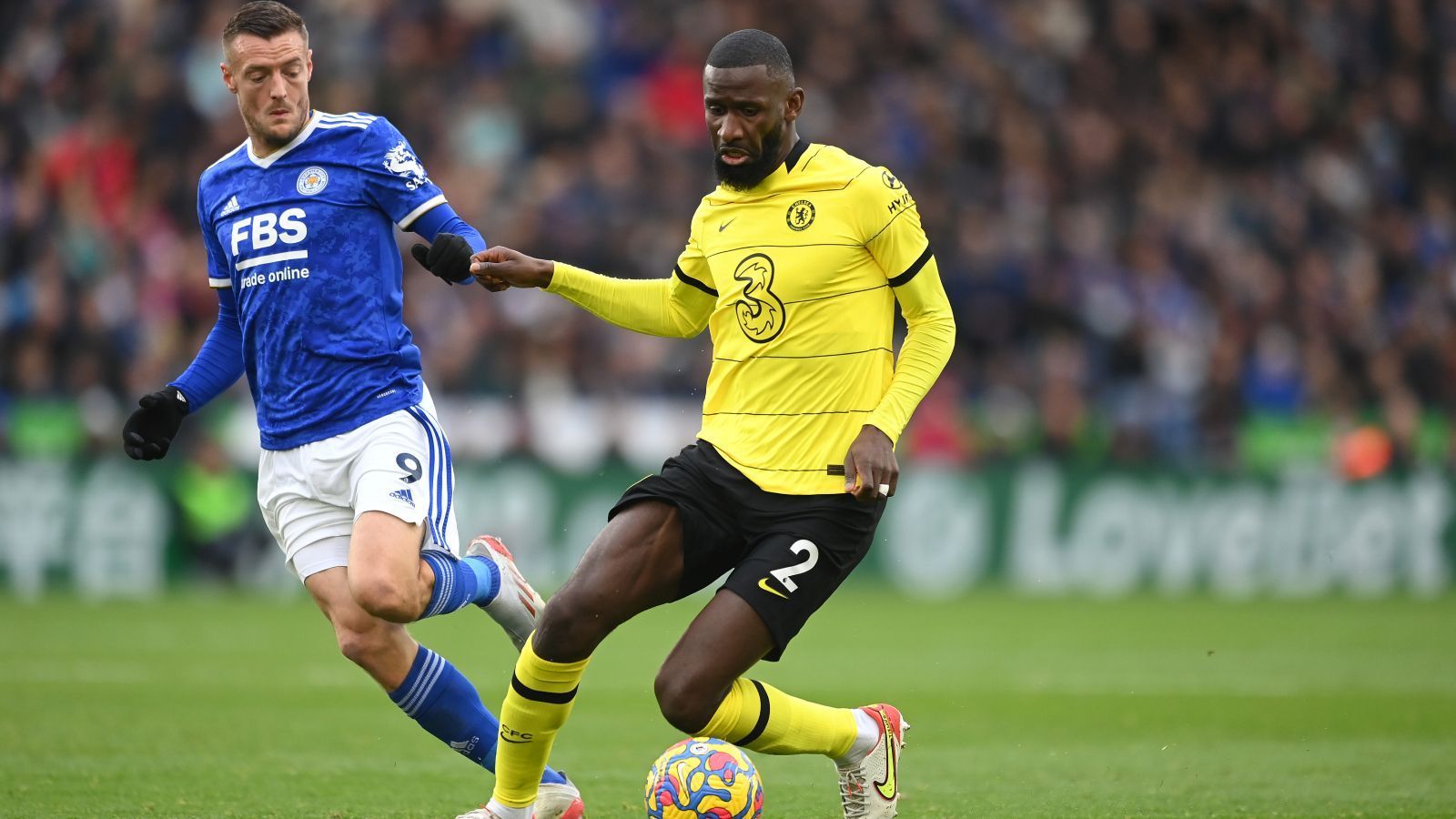 
                <strong>Antonio Rüdiger (FC Chelsea)</strong><br>
                Die individuell erfolgreichste Hinrunde aus dem Schwarz-Rot-Goldenen Chelsea-Trio absolvierte Antonio Rüdiger. Abgesehen vom 1:0-Sieg in Brentford Mitte Oktober stand Rüdiger in jedem Premier-League-Spiel von Chelsea in der Startelf, er hat von den Feldspielern die meisten Ligaminuten bei den Blues absolviert. In insgesamt 25 Pflichtspielen schoss Rüdiger zwei Tore, vier weitere Treffer legte er vor.
              