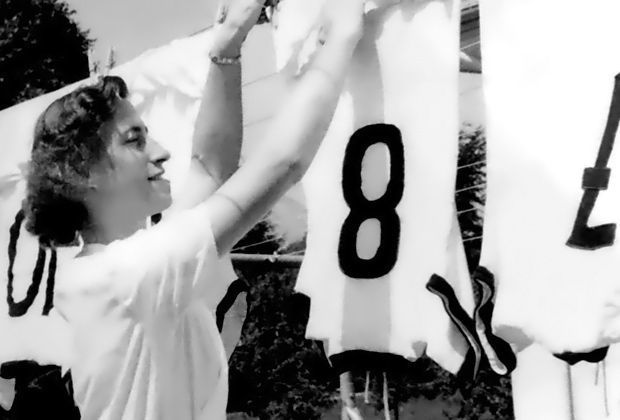 
                <strong>WM 1954</strong><br>
                Und so sehen Trikots aus, in denen man Weltmeister wird: 1954 wurden die Leibchen noch nach jedem Spiel per Hand gewaschen.
              