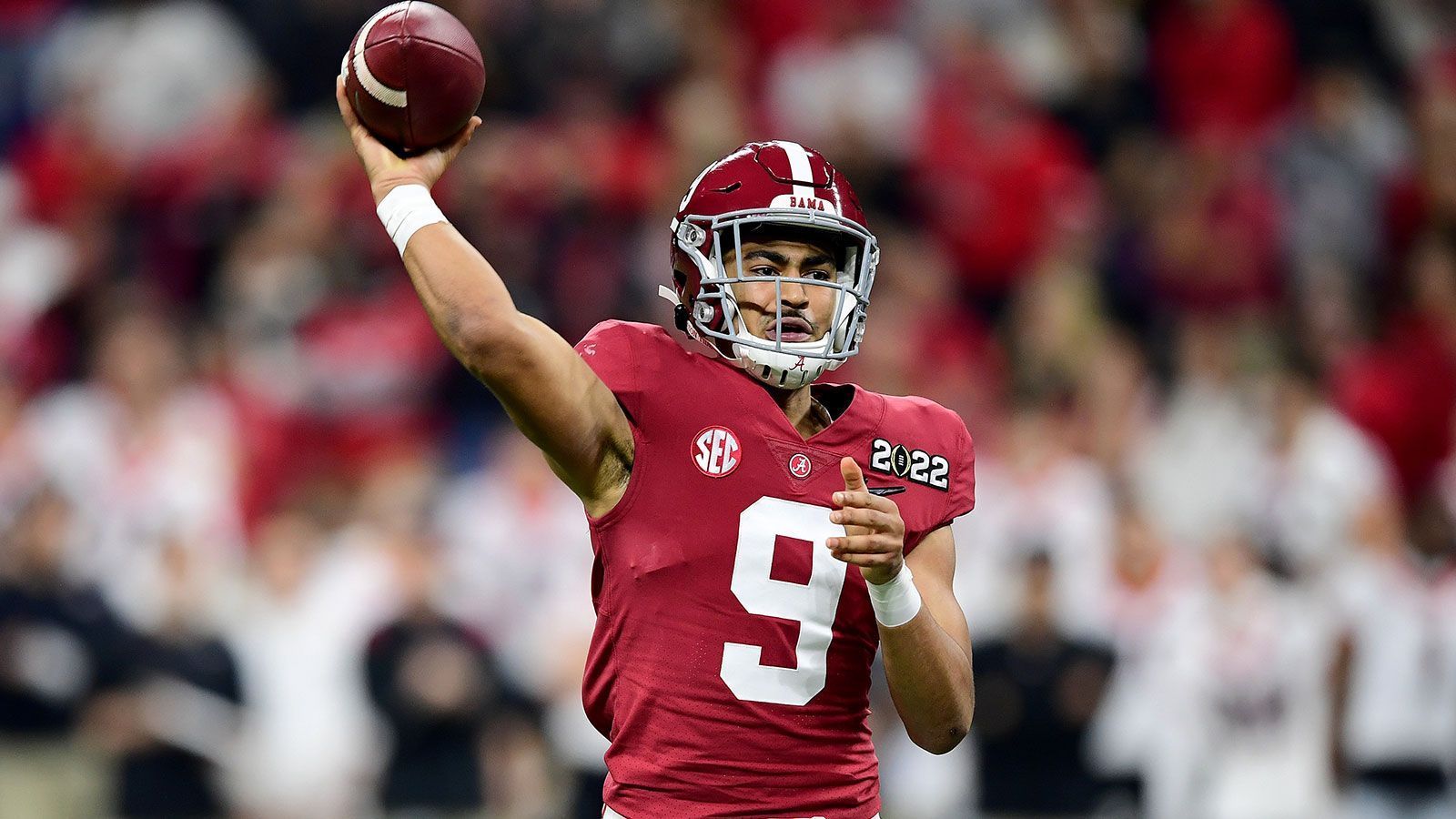 
                <strong>Bryce Young (Quarterback, Alabama)</strong><br>
                4.872 Yards, 47 Touchdowns und nur sieben Interceptions bei einem Quarterback-Rating von 167,5 - Young verdiente sich die Heisman Trophy als bester College-Spielmacher der Saison 2021 redlich. Vor allem sein starker Arm, gepaart mit der extrem hohen Genauigkeit seiner Würfe und dem schnellen Release des Balles, machen ihn zu einem der besten Passgeber seiner Klasse. Der 21-Jährige ist sicher in seinen Reads, also dem Lesen der gegnerischen Defensive, und reagiert rasch auf durchbrechende Pass Rusher. Dank seiner hohen Auffassungsgabe hat er ein Gefühl für die Dynamik des Spiels und seine Mobilität erlaubt es ihm zudem, notfalls selbst ein neues First Down zu erlaufen.
              