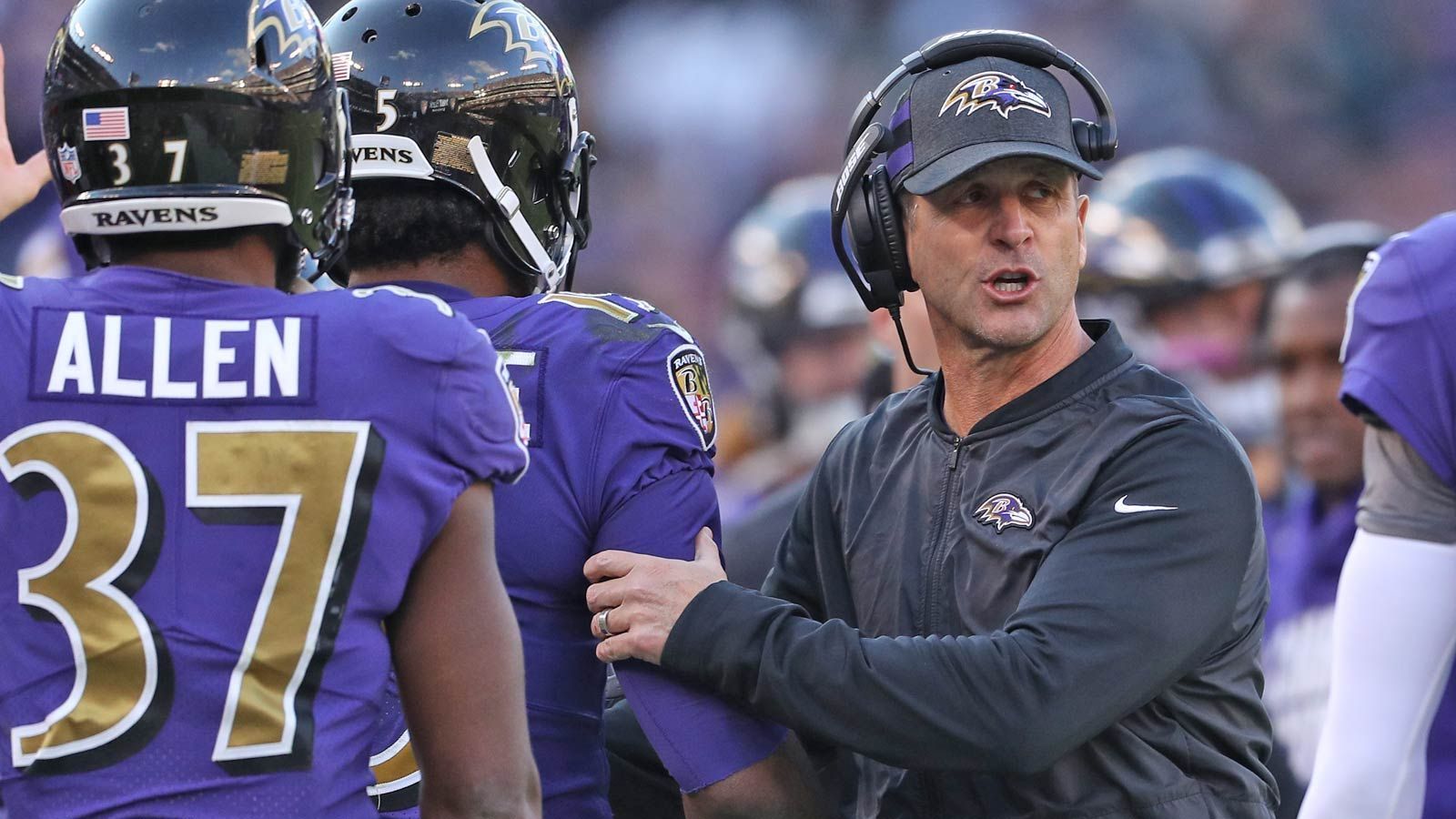 
                <strong>John Harbaugh (Head Coach Baltimore Ravens)</strong><br>
                Es scheint völlig offen, ob John Harbaugh über Saisonende hinaus Head Coach bei den Ravens bleibt. Seit 2014 war das Team nicht mehr in den Playoffs. Wenn das auch dieses Jahr wieder so ist, könnte nach elf Jahren seine Zeit in Baltimore vorbei sein. Der 56-Jährige gewann 2012 den Super Bowl und gilt als Coach, der vor allem eine gute Defense aufbauen kann.
              