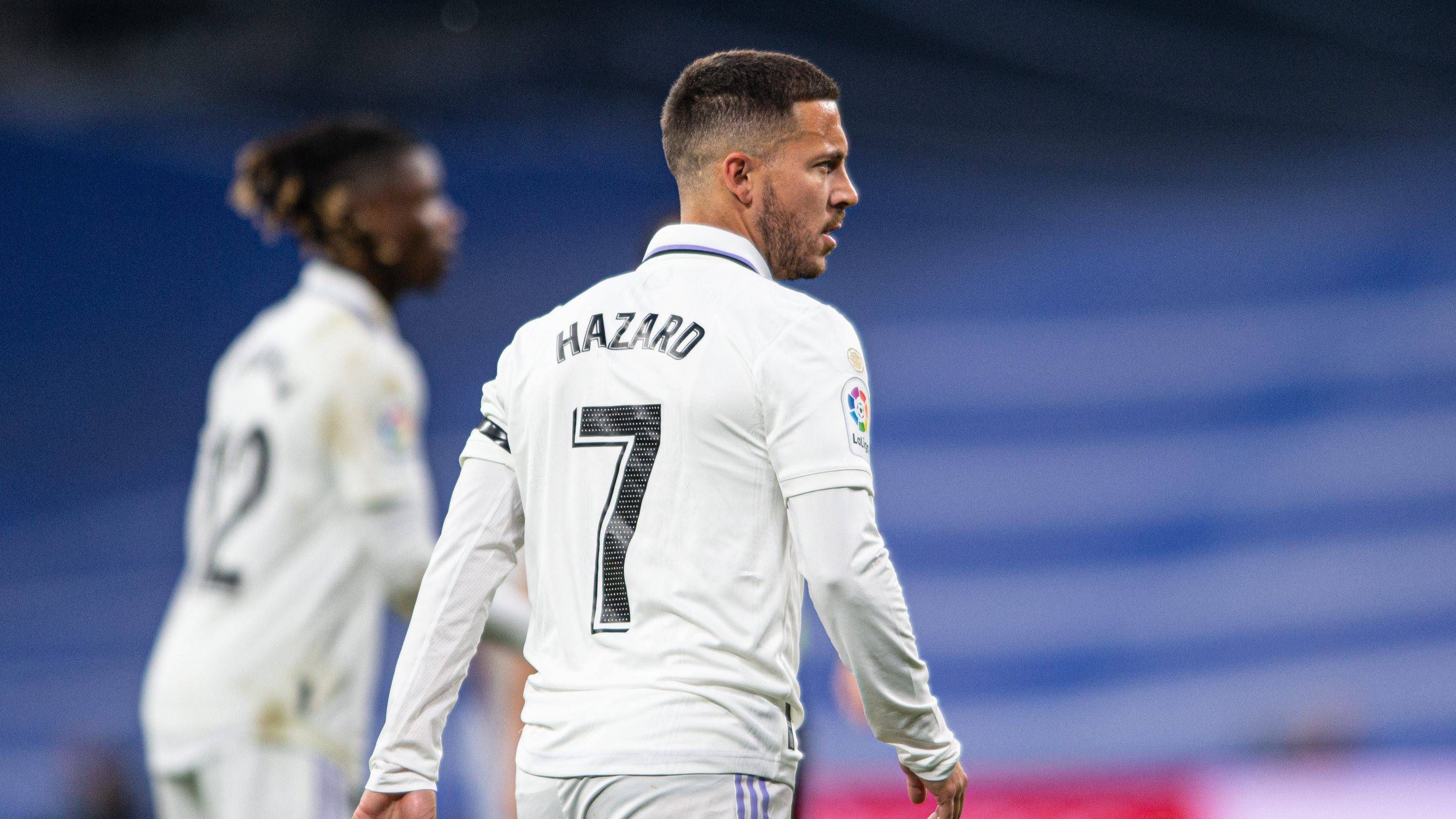 <strong>Platz 3: Eden Hazard (vom FC Chelsea zu Real Madrid)</strong><br> Der wohl größte Transferflop in der Geschichte Real Madrids ist der drittgrößte Transfer der Premier-League-Geschichte. Im Sommer 2019 blätterten die Blancos <strong>120,8 Millionen Euro</strong> für den belgischen Nationalspieler hin - in vier Saisons in Spanien kam Eden Hazard aufgrund von schlechten Leistungen und vielen Verletzungen aber nur auf sieben Tore in 76 Spielen. 2023 wurde sein Vertrag schließlich einvernehmlich aufgelöst. Daraufhin beendete er seine Karriere.