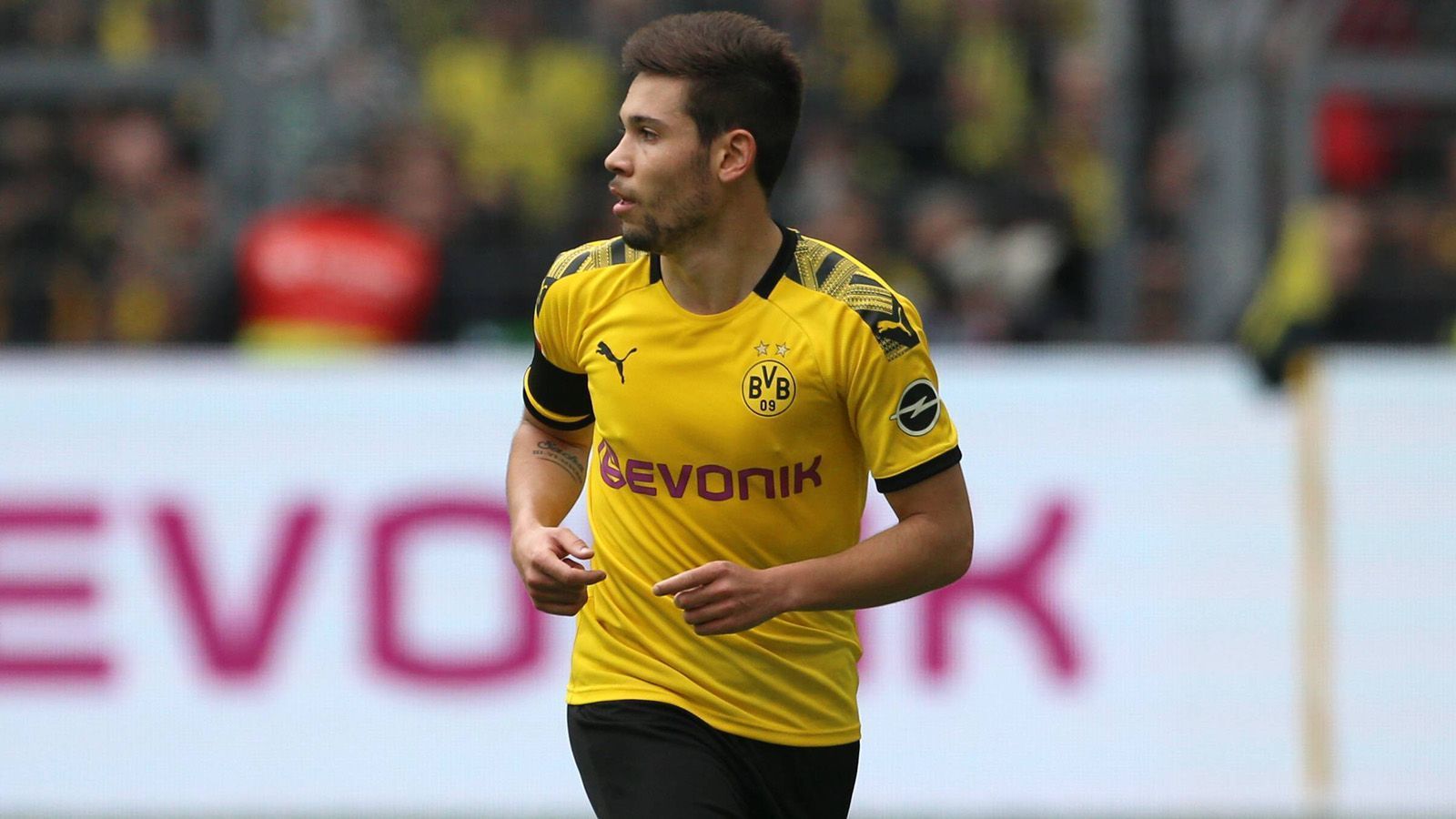 
                <strong>Raphael Guerreiro </strong><br>
                Medienberichten zufolge sollte der Wechsel von Raphael Guerreiro für 15 Millionen Euro zu Paris St. Germain schon fix sein. Doch Sportdirektor Michael Zorc dementierte am Donnerstag eine Einigung. Es habe keine Gespräch mit PSG gegeben. Ein Abschied des Portugiesen ist dennoch möglich. Alles hängt wohl davon ab, ob dem BVB ein lukratives Angebot für den Mittelfeldspieler ins Haus flattert.
              