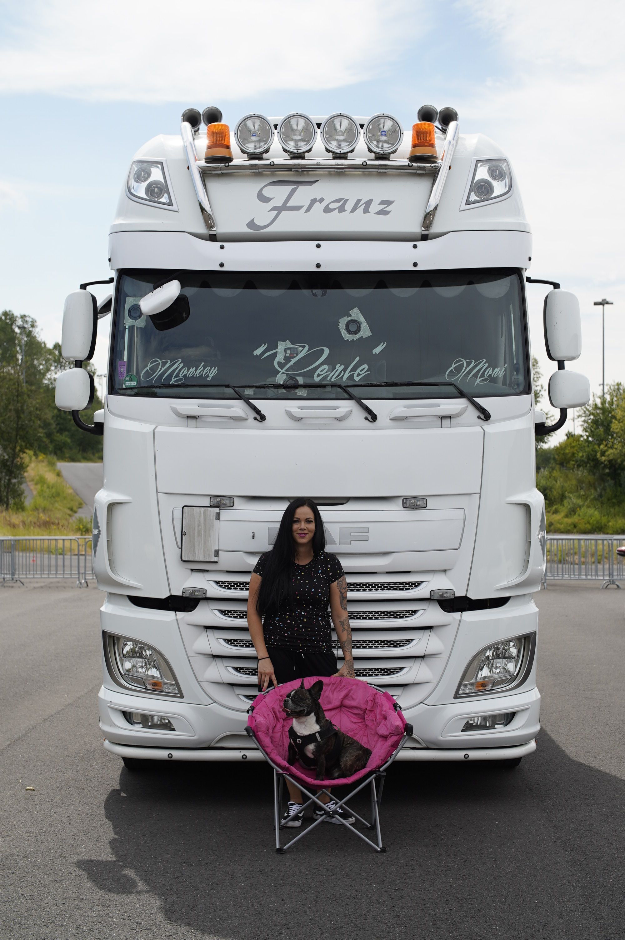 "Trucker Babe" Mona vor dem Truck "Perle".