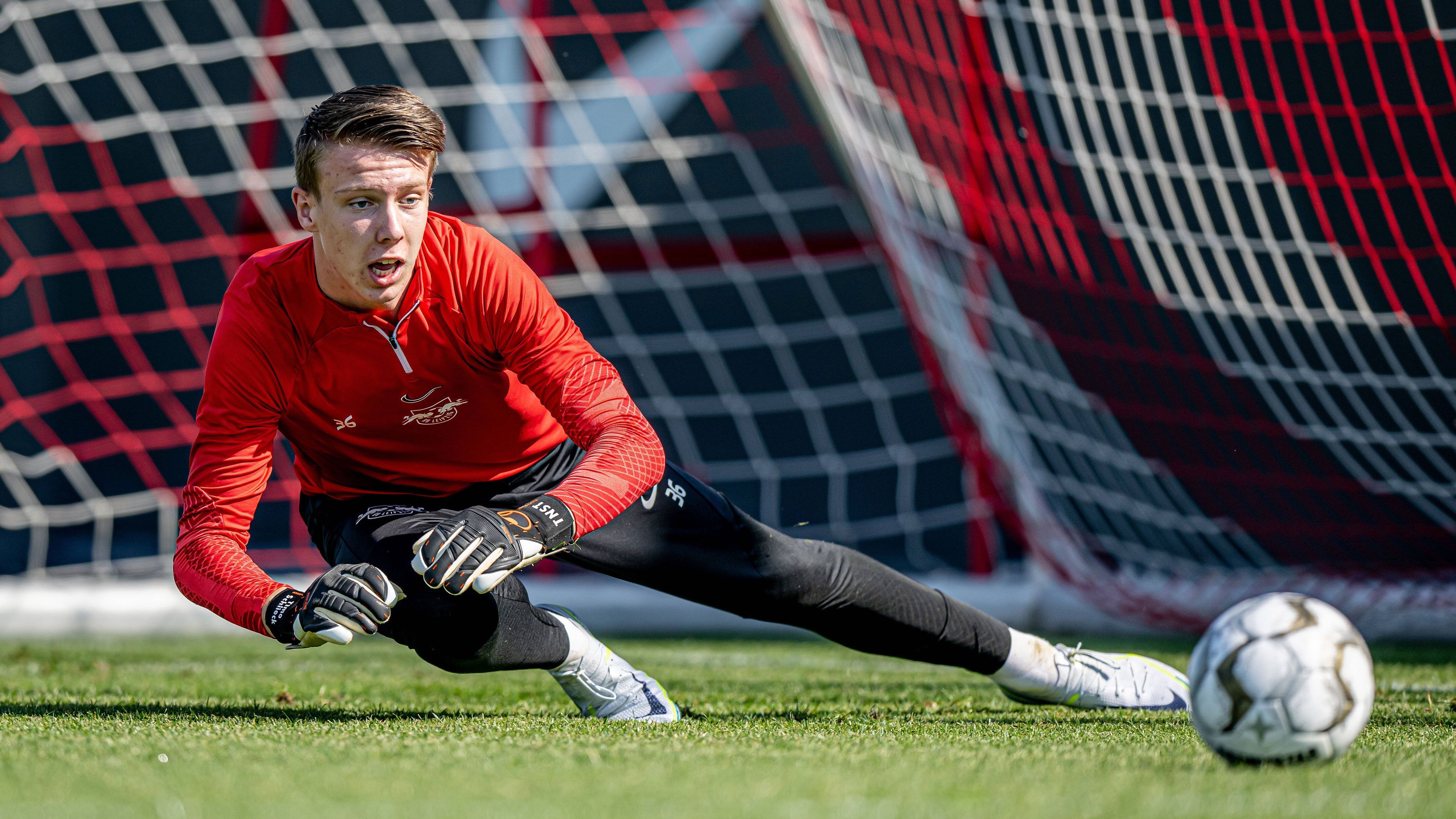 
                <strong>7. RB Leipzig</strong><br>
                Durchschnittsalter des Kaders: 24,8 JahreJüngster Spieler im Kader: Timo Schlieck (16 Jahre, sechs Monate und 16 Tage)Ältester Spieler im Kader: Peter Gulacsi (32 Jahre, vier Monate und zwölf Tage)
              