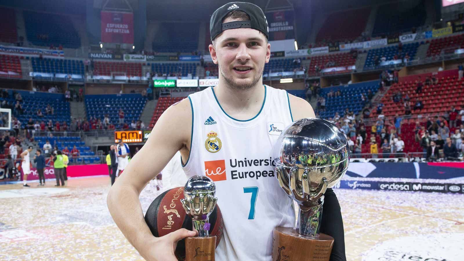 
                <strong>Trophäensammler in Europa</strong><br>
                Das nimmt sich der junge Doncic zu Herzen und wird zu einem jungen Superstar. EuroLeague-Sieger, EuroLeague MVP, EuroLeague Finals MVP, zweimaliger spanischer Meister und MVP der spanischen Liga - das sind seine Auszeichnungen in der Karriere. Alle holt der in Slowenien geborene Aufbauspieler bei der Star-Truppe von Real Madrid innerhalb einer Saison. Dabei spielt er unter anderem neben Sergio Rodriguez und Rudy Fernandez - zwei ehemaligen NBA-Spielern.
              