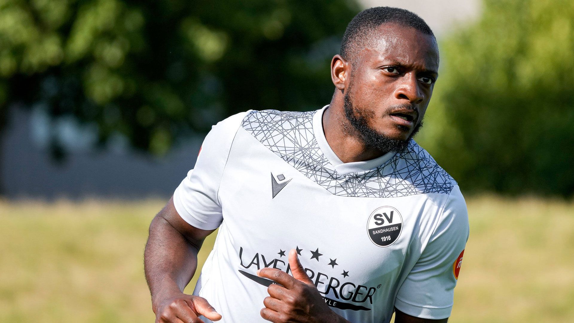 
                <strong>David Kinsombi (SV Sandhausen)</strong><br>
                HSV-Flop David Kinsombi schließ sich zur kommenden Spielzeit dem SV Sandhausen an. Der Mittelfeldspieler kam 2019 als Leistungsträger von Holstein Kiel für die kolportierte Ablösesumme von drei Millionen Euro an die Elbe und soll obendrein Topverdiener bei den "Rothosen" gewesen sein. Laut Informationen der "Bild" muss Kinsombi in Sandhausen deutlich Gehaltseinbußen in Kauf nehmen, weshalb ihm der HSV eine Entschädigung von 250.000 Euro zahlen soll. Beim sportlichen Neuanfang in Sandhausen trifft der 26-Jährige auf seinen Bruder Christian, der seit 2021 für den SVS aktiv ist. 
              