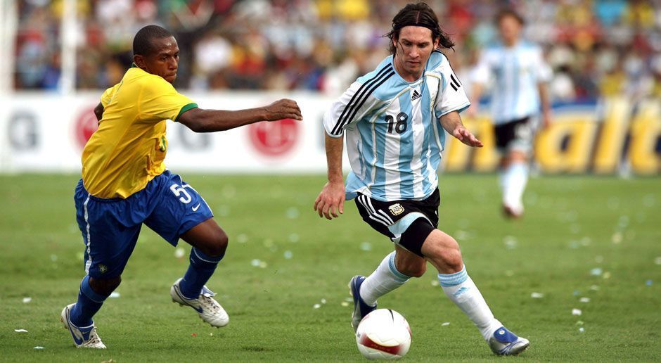 
                <strong>Copa America 2007</strong><br>
                Copa America 2007: Bei der Copa ist Messi dann bereits eine feste Größe in der "Albiceleste". Als Stammspieler marschiert er mit seiner Mannschaft bis ins Finale, scheitert aber ausgerechnet an Erzrivale Brasilien. Die 0:3-Pleite ist bis dato die größte Niederlage seiner Nationalmannschaftskarriere.
              