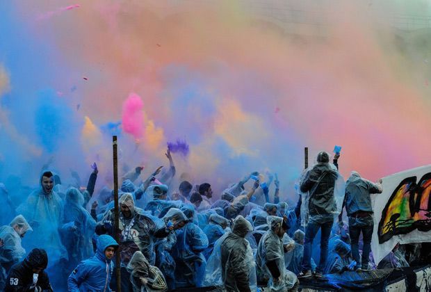 
                <strong>Bunter Nebel ganz ohne Pyrotechnik bei Girondins Bordeaux</strong><br>
                Im Liga-Spiel gegen Saint-Etienne sorgen die Fans von Gastgeber Girondins Bordeaux für ein ganz besonderes Spektakel. Sie hüllen die Fankurve in bunten "Nebel" - und das ganz ohne Pyrotechnik.
              