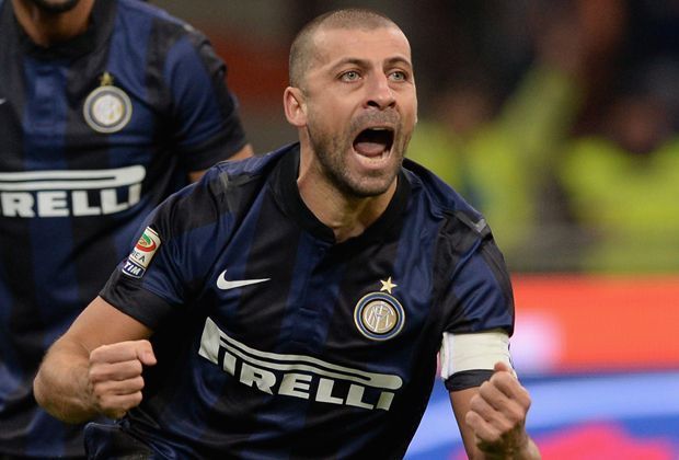 
                <strong>Abwehr: Walter Samuel (Argentinien)</strong><br>
                In der Abwehr steht sein guter Freund, argentinischer Landsmann und Inter-Spieler Walter Samuel. Mit "The Wall" holte Zanetti 2010 unter Jose Mourinho das Triple und nahm an drei Weltmeisterschaften teil. "Samuel spielt unglaublich", sagt Zanetti.  
              