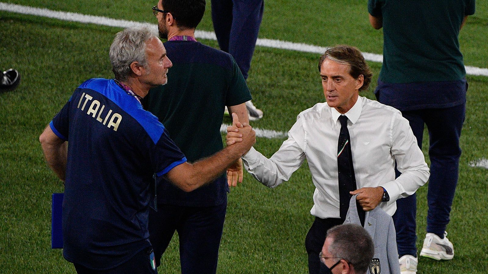 
                <strong>Roberto Mancini</strong><br>
                Im Mai 2018 übernahm Mancini die italienische Nationalmannschaft und sorgte für einen Wandel. Unter dem früheren Coach von Manchester City sind die Zeiten des Abwartens und Taktierens vorbei. Er hat die italienische Verteidigung deutlich offensiver werden lassen. Modernes Pressing statt traditionelles Beton anrühren steht jetzt bei Italien auf der Tagesordnung. Kurz vor dem Turnier hat der Verband den Vertrag bis 2026 verlängert. Und bei der EM geht Mancinis Plan voll auf. 
              