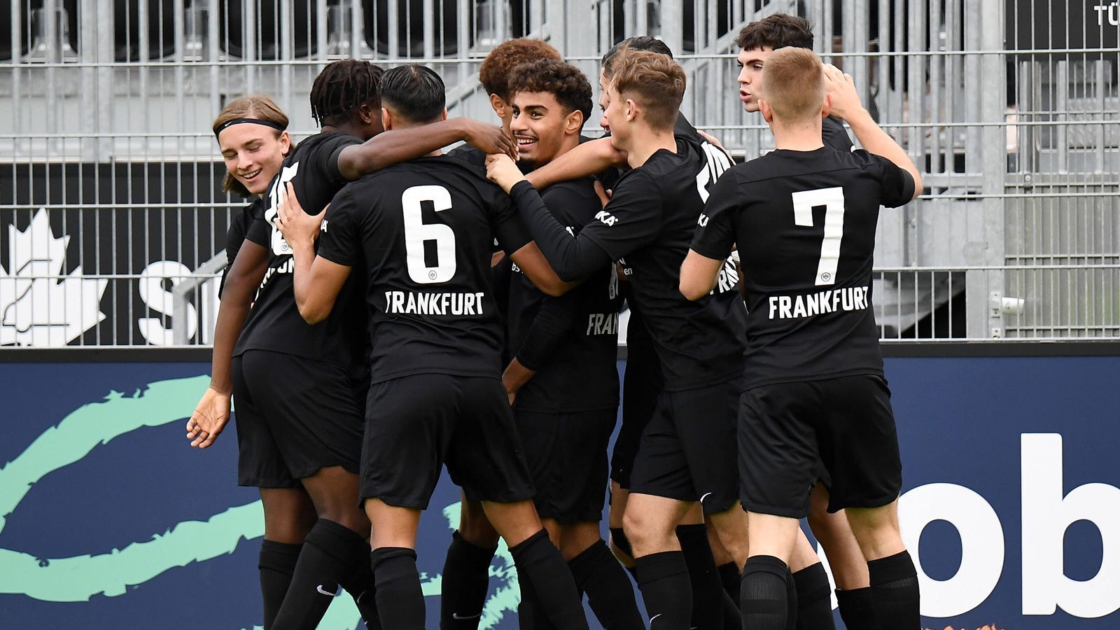 
                <strong>Eintracht Frankfurt U19 (Gruppenzweiter)</strong><br>
                Der Hoffnungsschimmer unter den Deutschen: Die Eintracht hatte sich mit elf Punkten aus den ersten fünf Spielen das Weiterkommen bereits vorzeitig gesichert. Zwar verloren die jungen Adler das entscheidende Spiel um den Gruppensieg gegen Sporting Lissabon denkbar knapp mit 1:0, allerdings machten die zuvor gezeigten Leistungen Lust auf mehr.
              