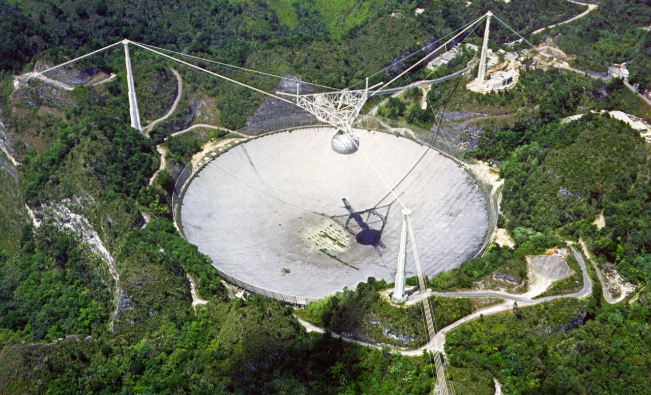 Ein Teleskop auf dem Mond würde so ähnlich aussehen wie das weltbekannte Arecibo-Observatorium in Puerto Rico. Mit 305 Metern Durchmesser war es lange Zeit das größte Radio-Teleskop der Welt. 2020 stürzte es spektakulär ein.