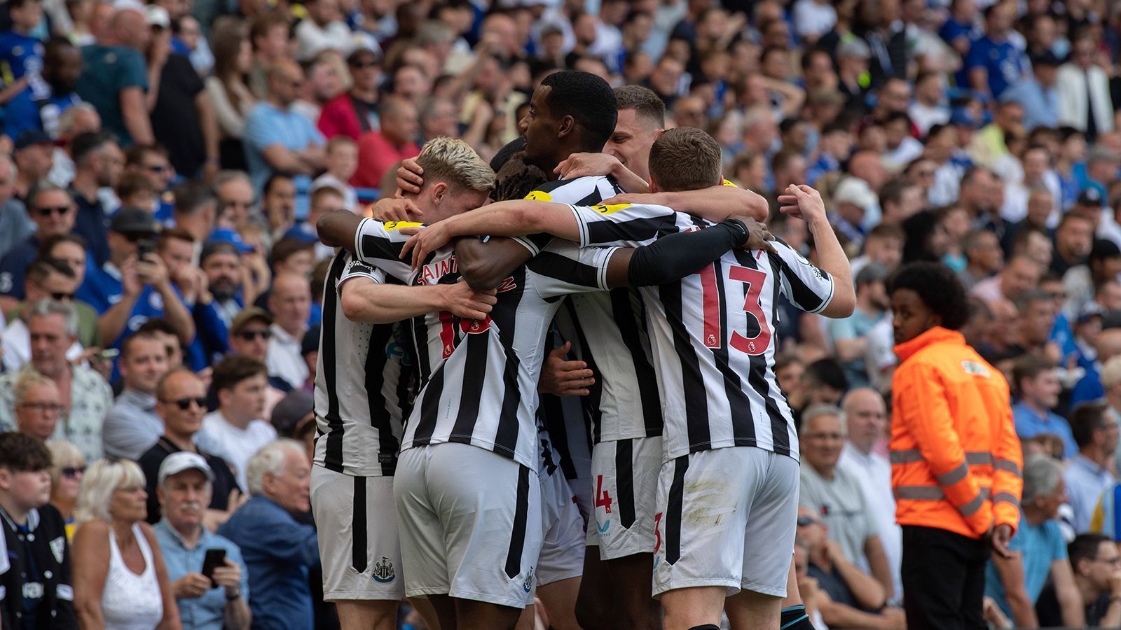 
                <strong>Newcastle United</strong><br>
                Champions League spielen - diese Möglichkeit hätte Ronaldo bei Newcastle United in der kommenden Saison. Obwohl der Verein mit viel Geld aus Saudi-Arabien versorgt wird, sprach Trainer Eddie Howe davon, dass die Transfers von Ronaldo und Neymar nicht zu realisieren sind: "Sie sind die besten Spieler der Welt. Wir werden derzeit nie in der Lage sein, uns diese Transfergebühren und Löhne zu leisten".
              