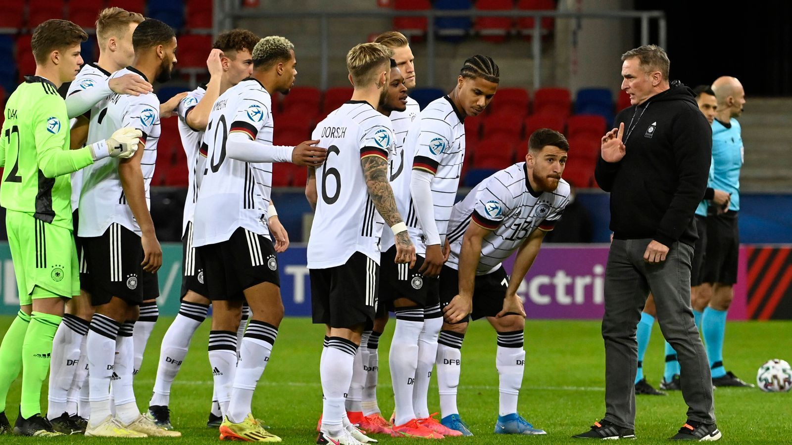 
                <strong>Feinschliff in Südtirol</strong><br>
                Die Vorbereitung auf die K.o.-Phase bestreitet das DFB-Team in Südtirol. Noch bis zum kommenden Samstag holen sich die DFB-Junioren um Bundestrainer Stefan Kuntz vor malerischer Berg-Kulisse den letzten Schliff für die U21-EM-Endrunde in Ungarn und Slowenien.
              