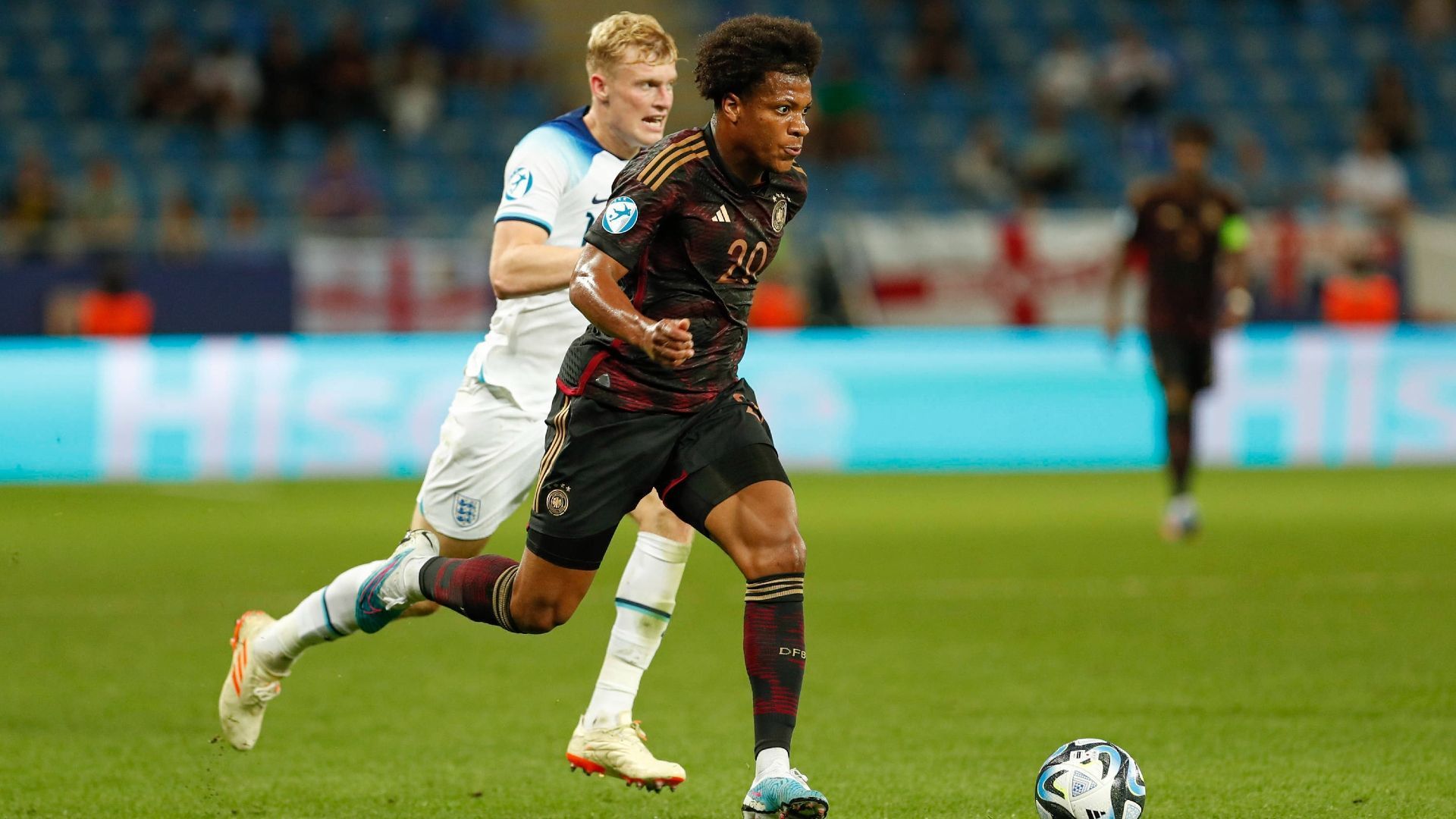 
                <strong>Jessic Ngankam</strong><br>
                Wie Moukoko nach dem ersten Spiel im Internet mit ekelhaften, rassistischen Kommentaren überzogen, weil er einen Elfer verballerte. Im zweiten Spiel dann in der Startelf glücklos und kaum eingebunden. Gegen England dann erneut Joker aber auf verlorenem Posten. Sein Vereinstrainer Pal Dardai zweifelte zudem öffentlich an Ngankams Fitness. ran-Note: 5
              