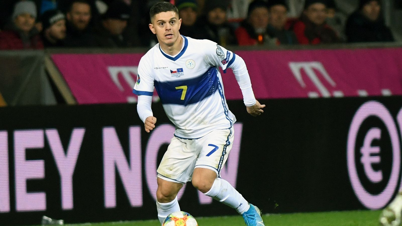 
                <strong>Milot Rashica (Kosovo)</strong><br>
                Ebenfalls zum Zuschauen verdammt, war Bremens Milot Rashica, als der Kosovo zuletzt um die erstmalige Teilnahme an einer EM-Endrunde kämpfte. Wegen Knieproblemen musste Kosovos Star Rashica im Halbfinale der EM-Quali-Playoffs in Nordmazedonien passen. Für den Kosovo setzte es eine 1:2-Niederlage. So spielt nun am 12. November eben Nordmazedonien im Playoff-Finale gegen Georgien um ein EM-Ticket für 2021. Damit musste Rashica innerhalb weniger Tage schon den zweiten, persönlichen Rückschlag hinnehmen. Zuerst scheiterte ein Transfer des Kosovaren zu Bayer Leverkusen, nun verpasste sein Land auch noch die EM 2021. 
              