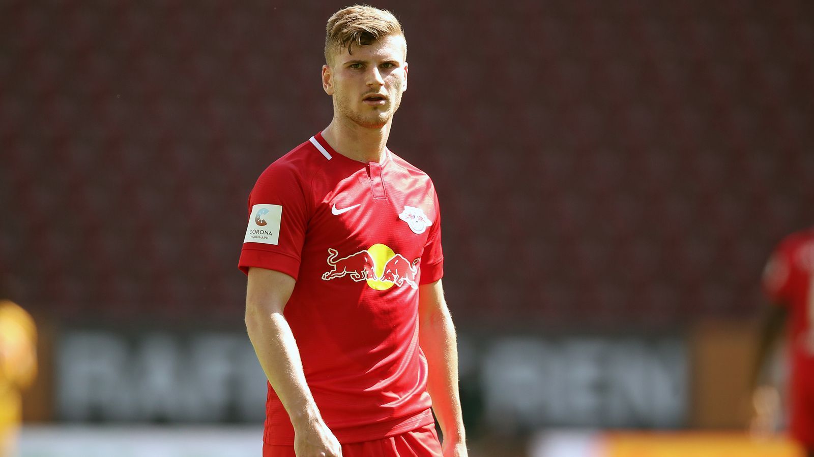 
                <strong>Timo Werner (FC Chelsea)</strong><br>
                Für den deutschen Stürmerstar Timo Werner steht im Sommer 2020 ein großer Karriere-Schritt an, der bisherige Leipziger wechselt zum FC Chelsea. Für den 24-Jährigen sollen die Blues um die 50 Millionen Euro Ablöse locker gemacht haben. Da erwarten natürlich vor allem die Fans auf Anhieb Tore vom gebürtigen Stuttgarter, der in der abgelaufenen Bundesliga-Saison immerhin 28-mal zuschlug. Um sich im Team von Coach Frank Lampard möglichst früh einzuleben, verzichtet Werner sogar auf die Teilnahme mit den Leipzigern am Finalturnier der Champions League. "Am Ende war es eine gemeinsame Entscheidung aller Beteiligten. Nicht gegen etwas, sondern für einen klaren Schritt und Schnitt für alle", erklärte Werner diese Entscheidung dem "Sportbuzzer". Bei Chelsea unterschrieb der Torjäger einen Vertrag bis 2025.
              