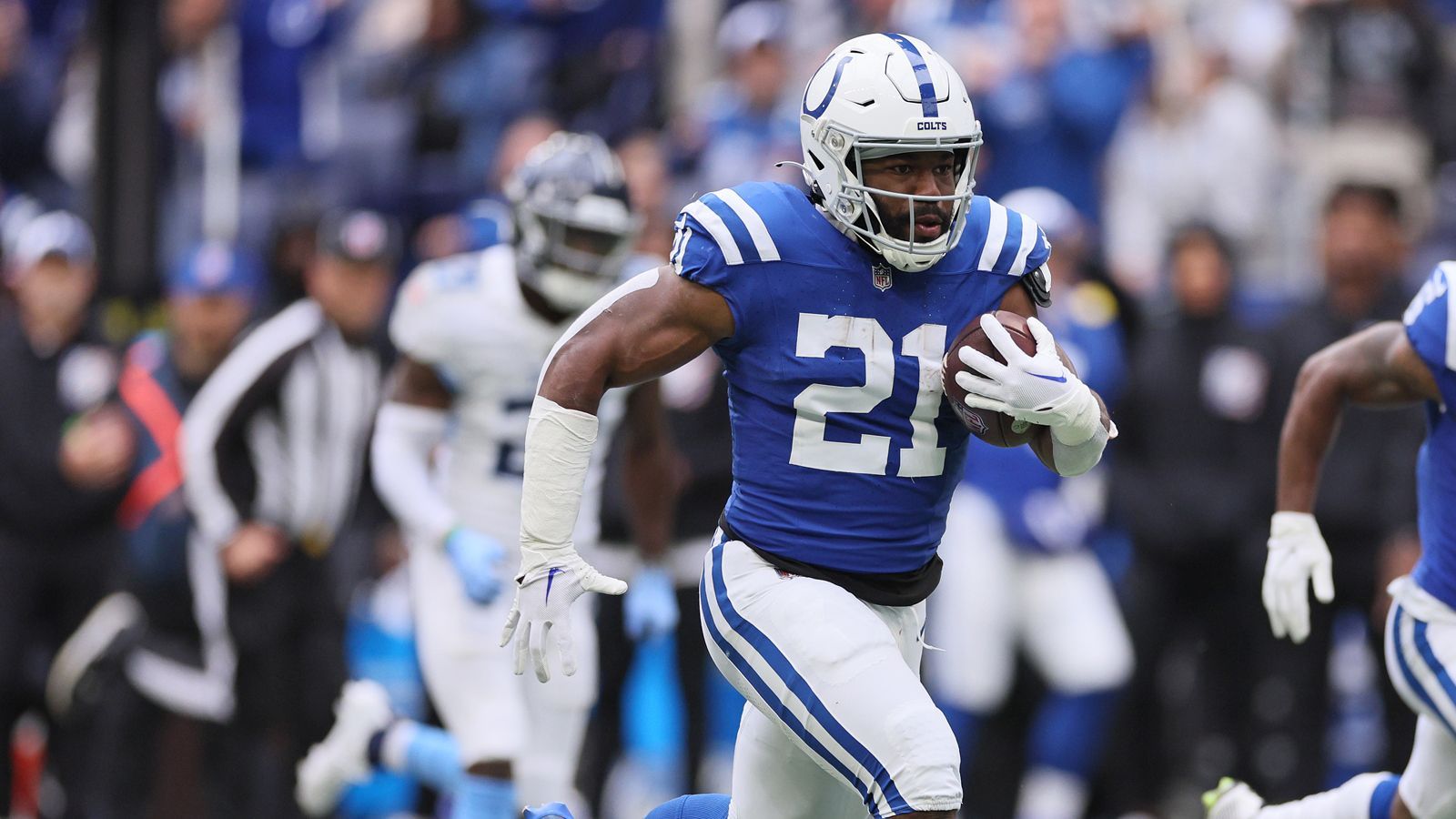 <strong>Indianapolis Colts: Zack Moss</strong><br>Als Backup von Star-Running Back Jonathan Taylor in die Saison gestartet, hat Moss komplett überzeugt. Dadurch, dass&nbsp; Rookie Quarterback Anthony Richardson langfristig verletzt ausfällt, ist der 25-Jährige für uns der beste Colts-Spieler. 589 Rushing Yards - außer Christian McCaffrey von den Niners hat niemand mehr. Dazu kommen noch fünf Rushing Touchdowns.&nbsp;