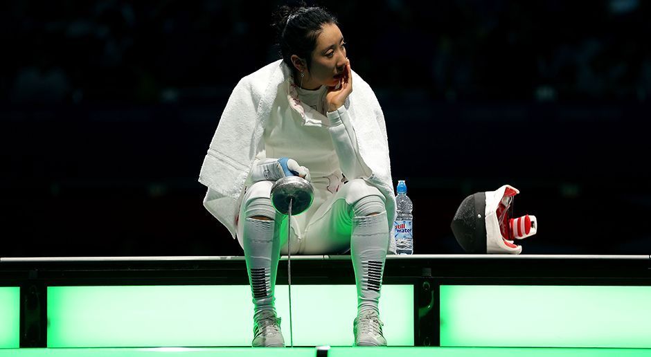 
                <strong>Fechten</strong><br>
                Wer im Fechten die Kampffläche verlässt, akzeptiert seine Niederlage – auch nach einem Einspruch. Während ein Protest überprüft wird, müssen die Sportler also auf der Fechtbahn verweilen. So ein Einspruch kann sich aber lange hinziehen. Vor vier Jahren in London saß Shin A Lam nach ihrem Kampf gegen Britta Heidemann 45 Minuten auf der Planche, um auf eine Entscheidung zu warten. Am Ende umsonst: Der Deutschen wurde der Sieg zugeschrieben.
              