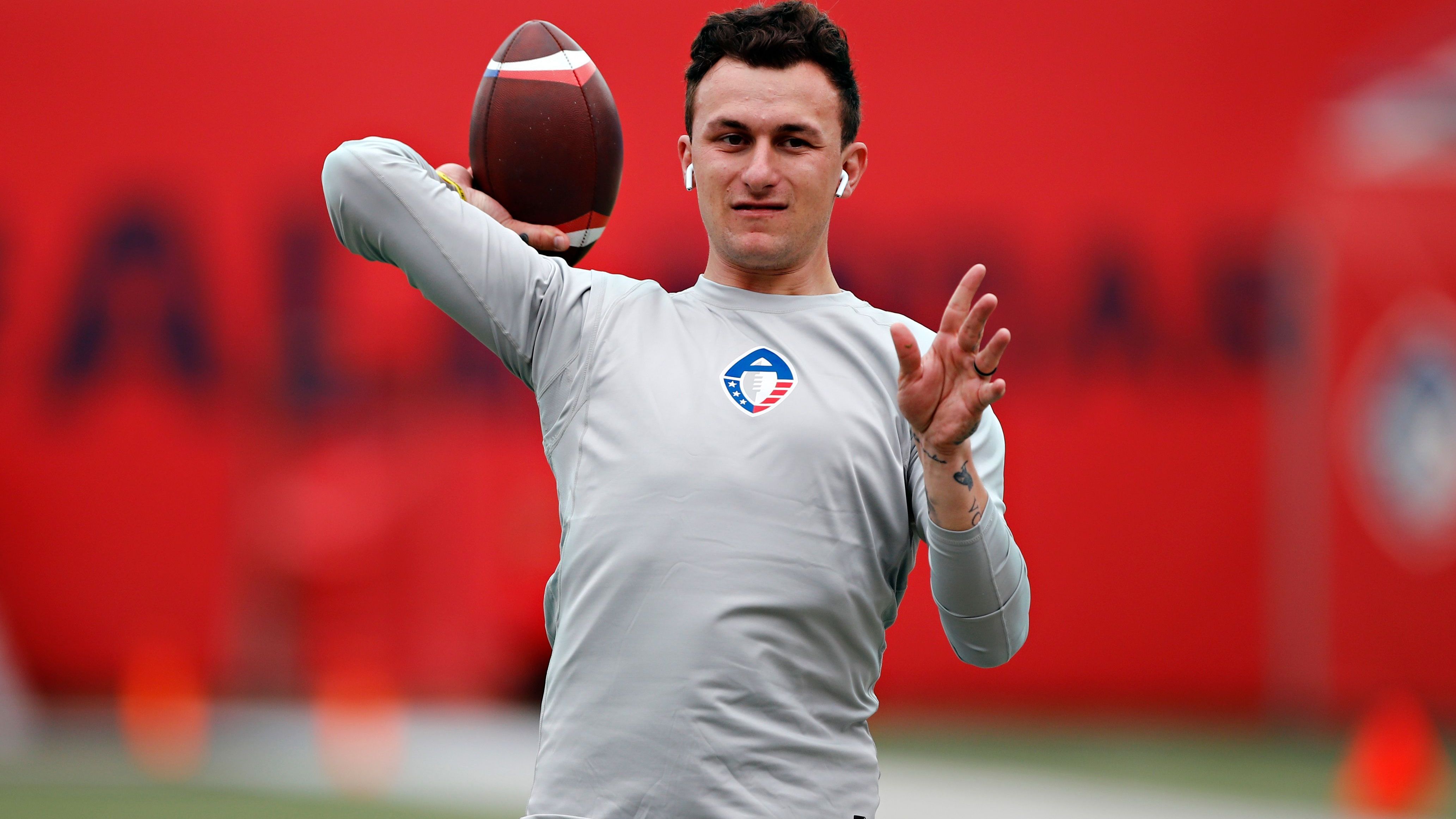 <strong>Platz 39: Johnny Manziel</strong><br>Die Cleveland Browns drafteten Manziel 2014 an Stelle 22. Lediglich acht Spiele machte der QB für die Browns. Neben dem Platz hatte Manziel mit psychischen Problemen zu kämpfen, die ihn zu einer NFL-Pause zwangen, die bis heute anhält.&nbsp;Auch wenn sein frühes Scheitern krankheitsbedingt war, haben die Browns äußerst wenig für ihren lukrativen Draftpick erhalten.
