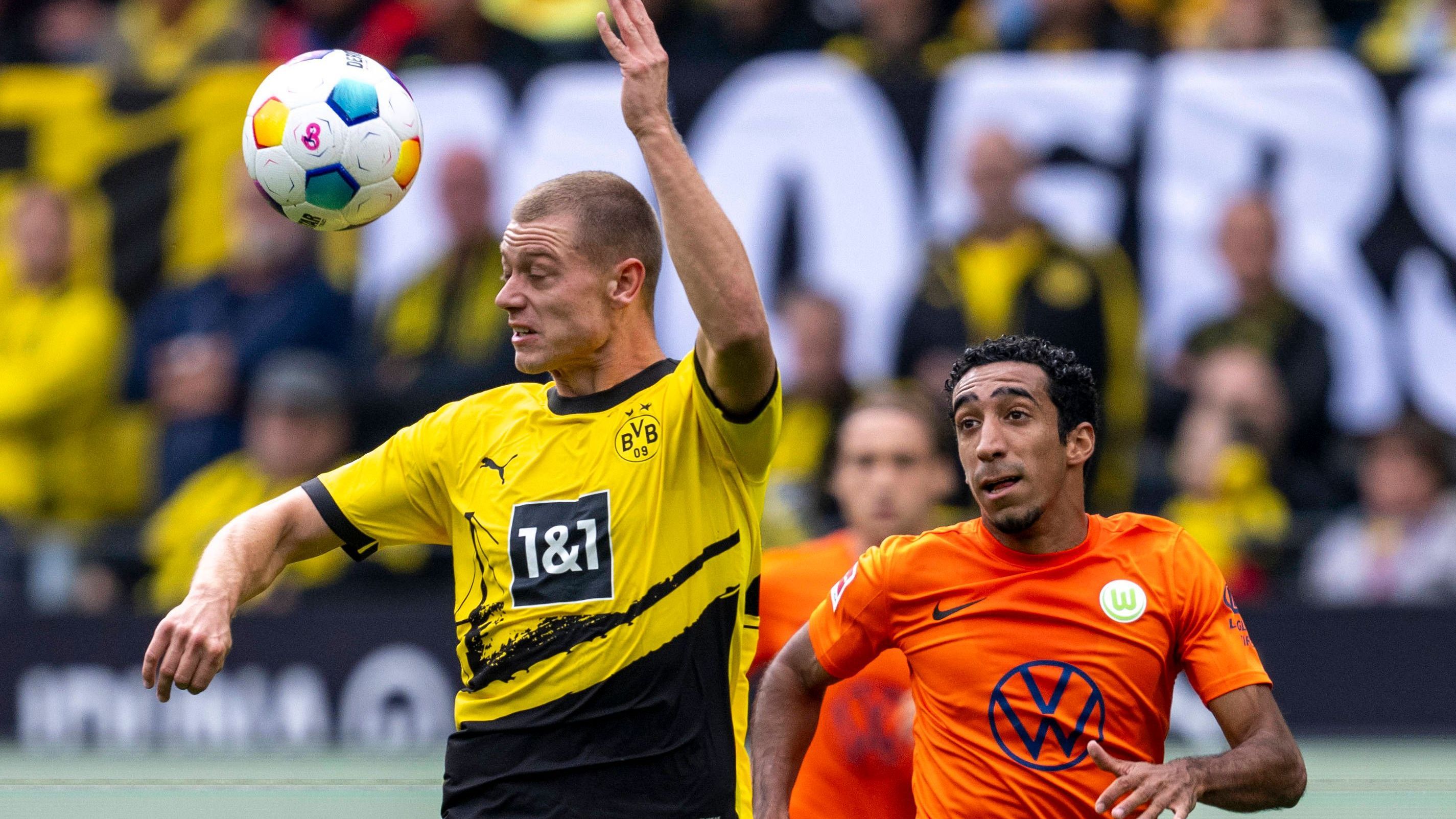 <strong>Julian Ryerson</strong><br>Der Rechtsverteidiger ist einer der wenigen Spieler aufseiten der Dortmunder, die gegen Wolfsburg einen recht positiven Eindruck hinterlassen. Er schaltet sich von Beginn an sehr oft in die Offensivaktionen des BVB mit ein, bringt die ein oder andere gute Flanke auch in den Strafraum. Seine Mitspieler können daraus aber kein Kapital schlagen. <strong>ran-Note: 2</strong>