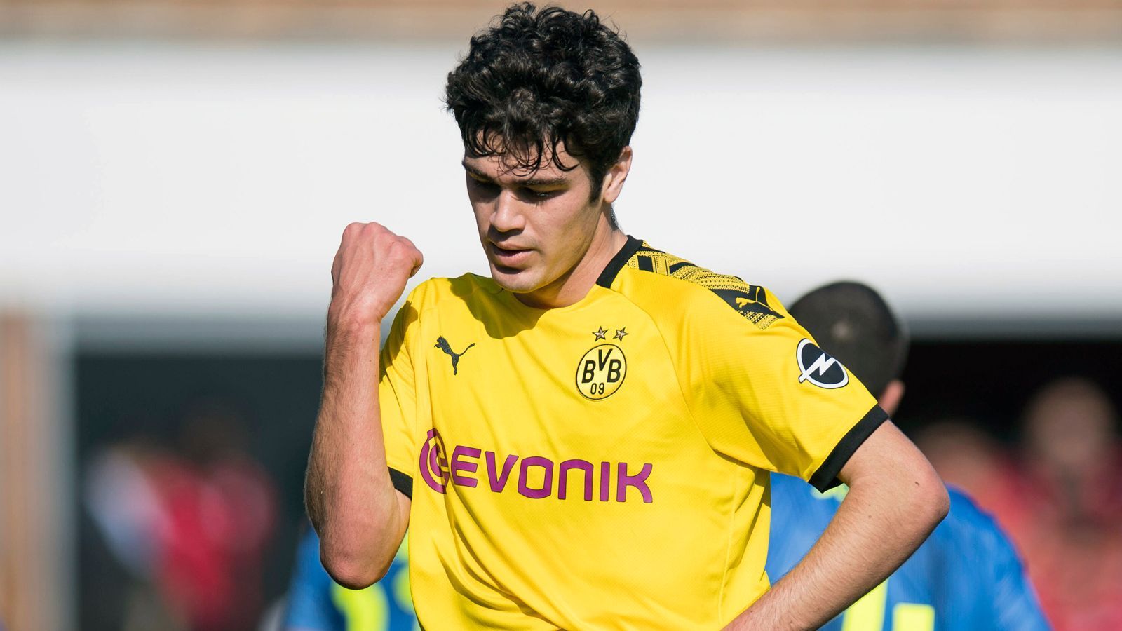 
                <strong>Giovanni Reyna (Borussia Dortmund)</strong><br>
                Im englischen Sunderland geboren, in den USA aufgewachsen, in Dortmund vor dem großen Durchbruch. Der offensive Mittelfeldspieler Giovanni Reyna könnte 2020 in der Bundesliga so richtig durchstarten, nachdem der 17-jährige US-Amerikaner in der Vorbereitung von Borussia Dortmund überzeugte. Das Toptalent, Sohn von Ex-Bundesliga-Profi Claudio Reyna (spielte u.a. für Leverkusen und Wolfsburg), darf sich damit wohl dauerhaft bei den BVB-Profis beweisen. Im Herbst war "Gio" schon in der U19-Bundesliga ein Erfolgsgarant der Dortmunder, erzielte vier Tore bei elf Einsätzen und bereitete sieben Treffer vor. Dass der Teenager schon vor seinem 18. Geburtstag für den BVB in der Bundesliga auflaufen könnte, hat er übrigens seiner Oma zu verdanken. Dank dessen portugiesischem Pass hat auch Giovanni einen solchen und gilt damit als EU-Bürger. 
              