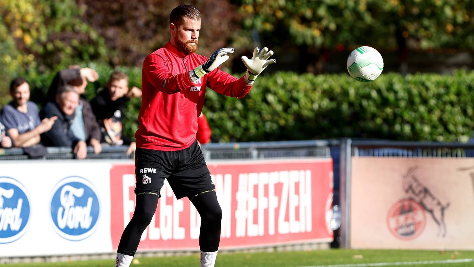 
                <strong>Timo Horn (1. FC Köln)</strong><br>
                In das Anforderungsprofil der Bayern könnte auch Timo Horn passen, aktuell nur noch Nummer zwei beim 1. FC Köln, das legte auch Lothar Matthäus bei "Sky" nahe. Der langjährige Kölner Stammtorhüter soll sich wegen seiner Reservistenrolle laut Medienberichten mit einem möglichen Abschied beschäftigen. Aufgrund des im Sommer auslaufenden Vertrages wäre eine Horn-Verpflichtung zumindest finanziell mit überschaubarem Risiko verbunden. Zudem bringt er die Erfahrung von 201 Bundesliga-Einsätzen und den Olympischen Spielen 2016 (Silbermedaille) mit. 
              