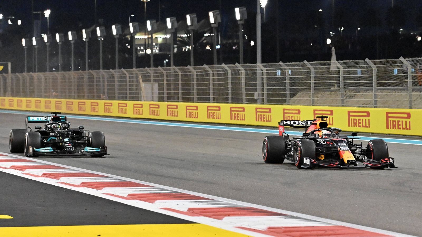 
                <strong>Reglement</strong><br>
                2022 bekommt die Formel 1 ein neues Reglement, und in dem Zuge auch neue Autos, neue Herausforderungen, Überraschungen. Die Königsklasse als Wundertüte - für Fahrer wie Hamilton kann das noch einmal eine neue Motivation mit sich bringen. Denn ...
              