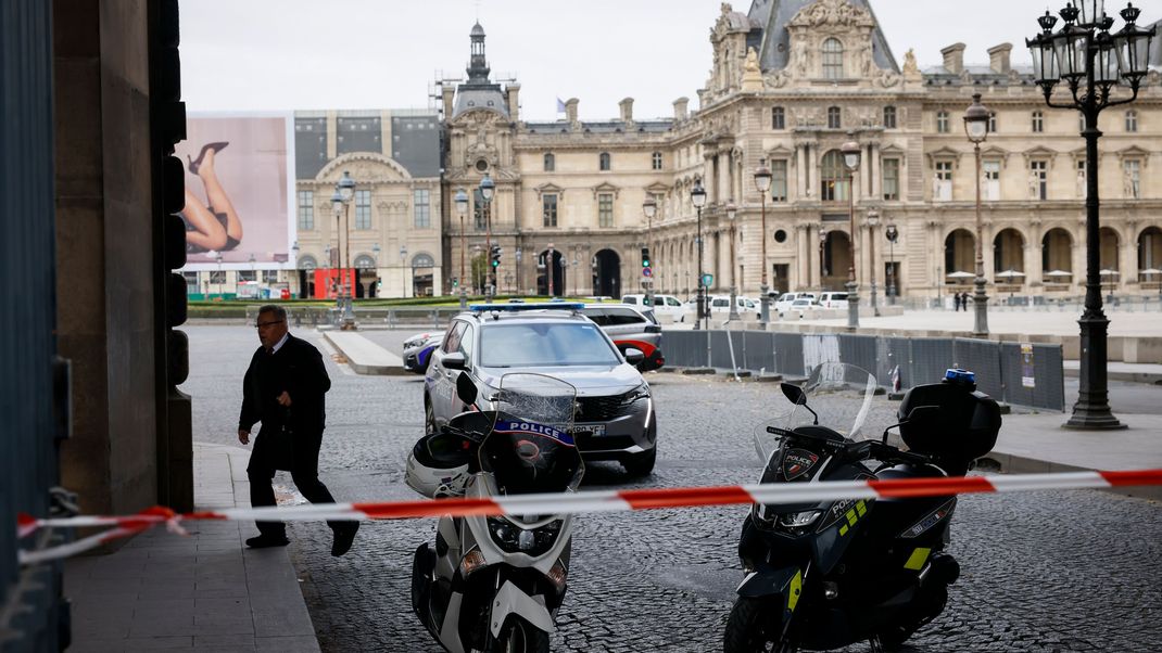 Polizeibeamte stehen vor dem Louvre Wache, der wegen einer Bombendrohung geräumt worden ist.