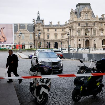 Polizeibeamte stehen vor dem Louvre Wache, der wegen einer Bombendrohung geräumt worden ist.