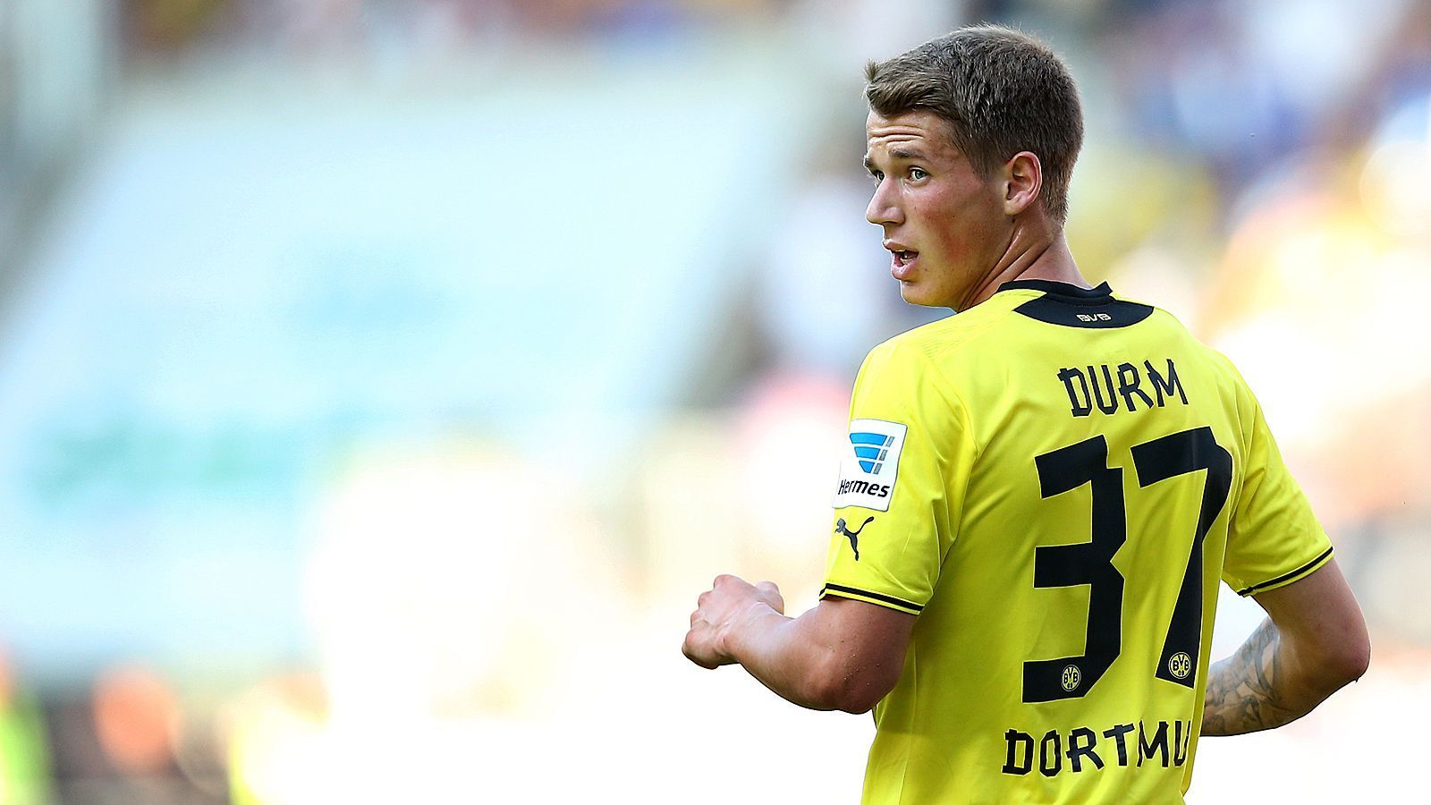 
                <strong>Erik Durm</strong><br>
                Der Rechtsverteidiger schaffte zur Saison 2013/2014 den Sprung zu den Profis, zuvor hatte er bei der zweiten Mannschaft des BVB gespielt. Unter seinem Trainer Jürgen Klopp feierte der 21-Jährige einen steilen Aufstieg, auch Bundestrainer Joachim Löw entging das nicht. Kurz vor der WM 2014 debütierte Durm für die DFB-Elf - und durfte am Ende mit nach Brasilien, wo er ohne eine Spielminute Weltmeister wurde. 
              