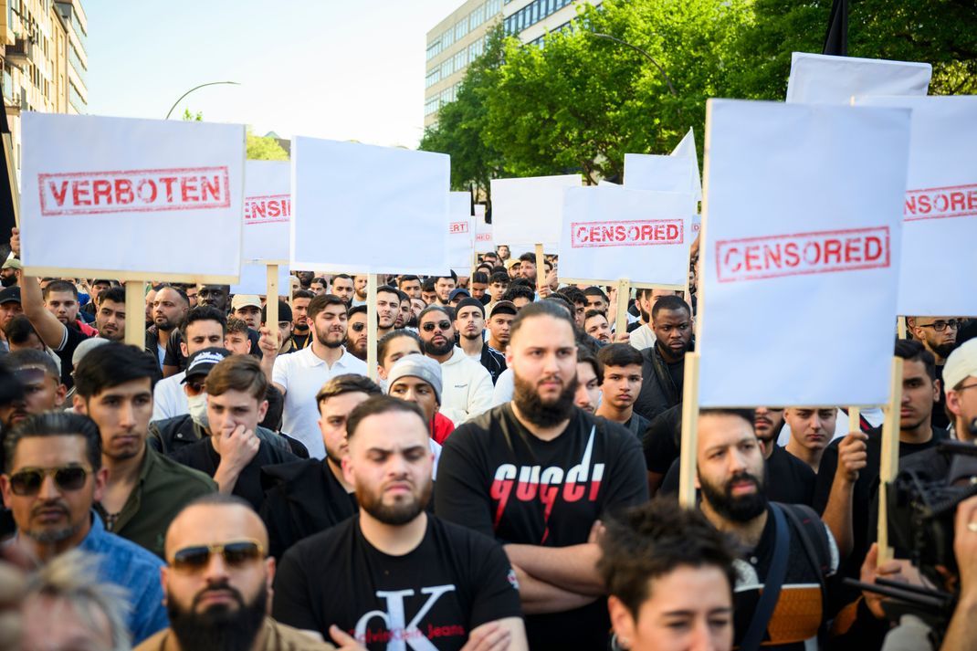 Demonstranten halten Schilder mit den Aufdrucken "Verboten" und "Censored" auf einer Kundgebung des islamistischen Netzwerks Muslim Interaktiv unter dem Titel "Gegen Zensur und Meinungsdiktat" im Hamburger Stadtteil St. Georg in die Höhe.