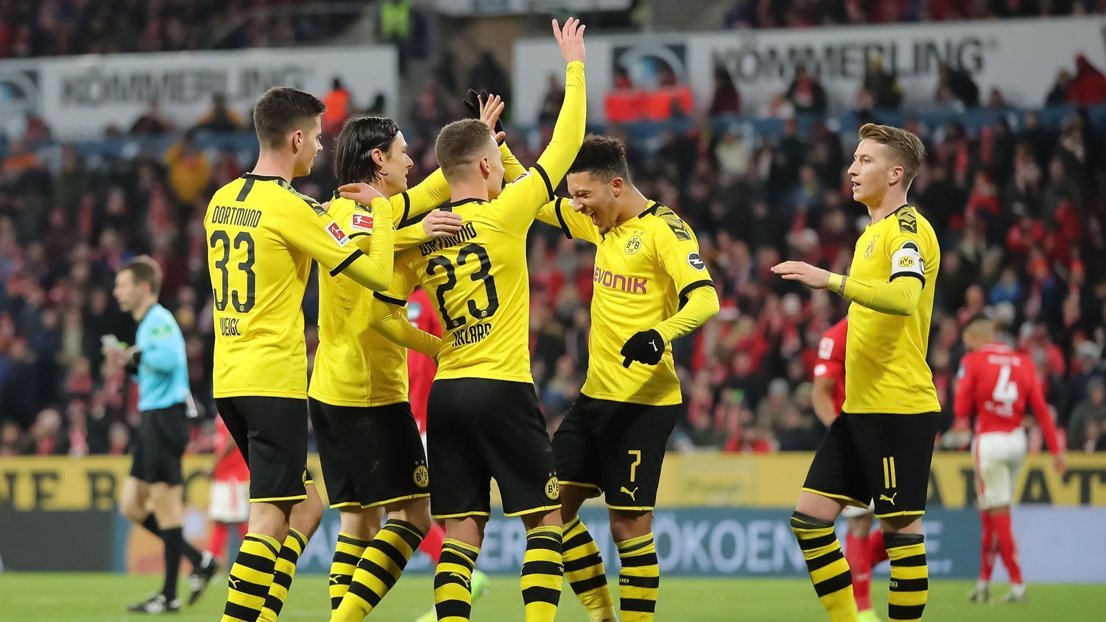 
                <strong>Borussia Dortmund - Paris Saint-Germain</strong><br>
                Der BVB trifft auf seinen Ex Thomas Tuchel. Die Trennung 2017 lief alles andere als geräuschlos. "Wir haben zwei Jahre gut zusammengearbeitet, und zum Schluss wurde es etwas zäh. Aber das ist drei Jahre her", sagte BVB-Boss Hans-Joachim Watzke in einem "DAZN"-Interview vor der Partie. Mit zwölf Punkten aus fünf Ligaspielen und 22 erzielten Treffer ist der BVB gut ins Jahr gestartet. In der Offensive glänzt Winterneuzugang Erling Haaland, der schon acht Tore beisteuern konnte. Auch Jadon Sancho liefert zuverlässig Tore und Assists. Sorgen macht die Defensive, die nicht immer sattelfest steht. Gegen die Offensivpower der Franzosen könnte das den Unterschied machen…
              