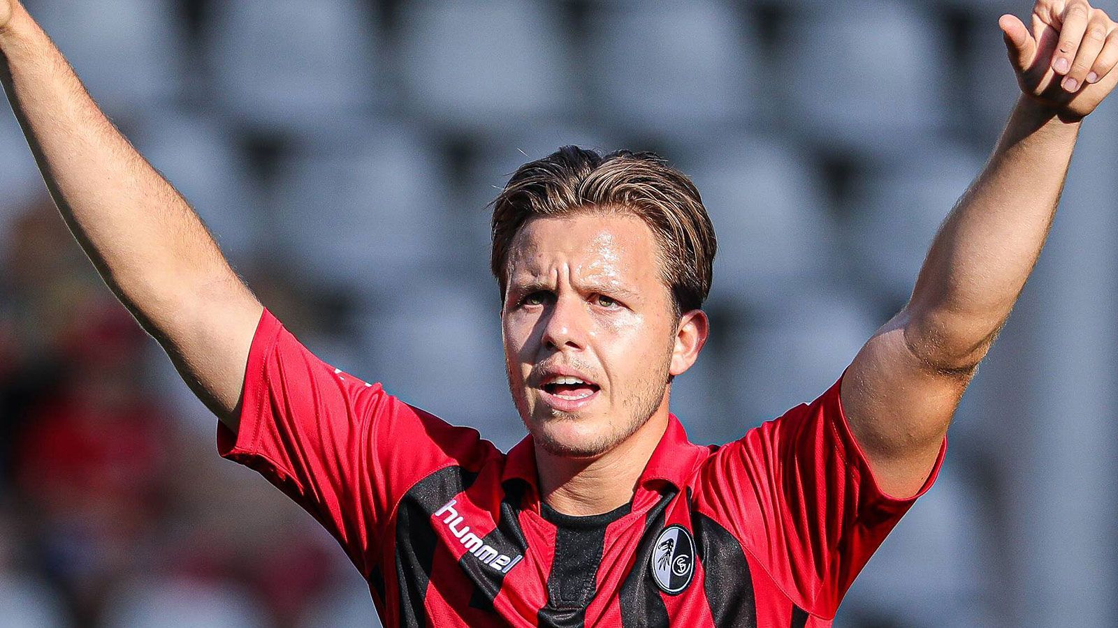 
                <strong>SC Freiburg</strong><br>
                Was könnte sich beim SC Freiburg noch tun? Als wahrscheinlichster Abgang gilt Patrick Kammerbauer (Foto), der während seiner halbjährigen Leihe zu Holstein Kiel vergangene Rückrunde nur viermal auf dem Platz stand. Unter den Angreifern finden sich gleich zwei Kandidaten für einen Transfer: Yoric Ravet ist nach dem Abstieg mit Grasshopper Club Zürich zurück im Breisgau, Florian Kath muss sich nach einer Bauchmuskelverletzung erst wieder herankämpfen.
              