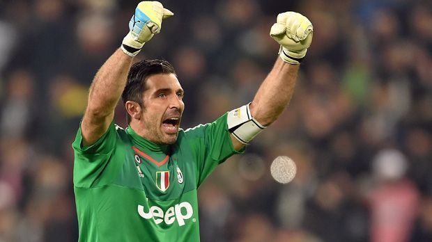 
                <strong>Gianluigi Buffon (Juventus Turin)</strong><br>
                Platz 5 - Gianluigi Buffon (Juventus Turin): Er ist die graue Eminenz der Serie A. Seit 2001 hält der 38-Jährige die Knochen bzw. Hände für Juventus Turin hin und ist auch im erhöhten Fußballer-Alter immer noch einer der Besten seines Faches. Er wehrte 79,4 Prozent der Schüsse auf sein Tor ab.
              