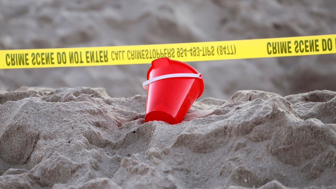 Zwei Geschwisterkinder sind beim Buddeln am Strand von Lauderdale-by-the-Sea im Sand begraben worden. Eines der Kinder starb.
