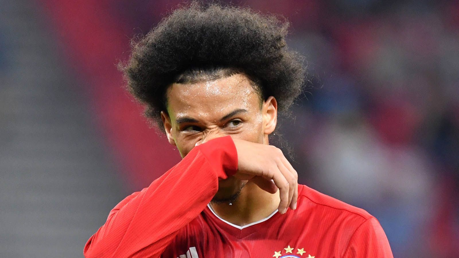 
                <strong>Verlierer - FC Bayern München</strong><br>
                Leroy Sane ist der Star-Neuzugang beim Triple-Sieger aus München. Daneben gingen die Münchner Pläne auf dem Transfermarkt aber nicht auf. Die Wunschspieler Sergino Dest und Callum Hudson-Odoi konnten nicht verpflichtet werden, stattdessen wurden in den letzten 24 Stunden gleich vier neue Spieler geholt, die zwar allesamt den Kader vergrößern, aber höchstwahrscheinlich nicht die Qualität haben, um sich langfristig im Star-Ensemble der Münchner durchzusetzen. Die Abgänge von Thiago (FC Liverpool), Ivan Perisic und Philippe Coutinho (jeweils Leih-Ende) wiegen schwer, da viel Erfahrung auf höchstem Niveau verloren geht. Eine Eigenschaft, die Bayerns Neuzugänge, mit Ausnahme von Sane, erst noch erwerben müssen.
              