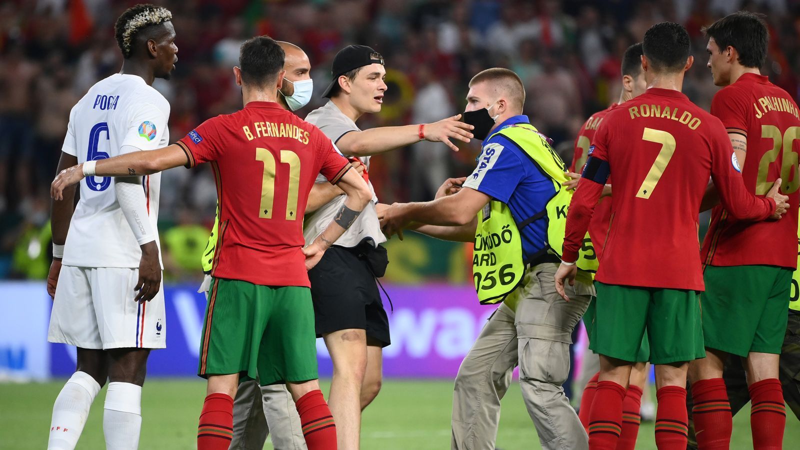 
                <strong>Flitzer auch in Budapest</strong><br>
                Wie schon beim Spiel in München zwischen dem DFB-Team und Ungarn, so schaffte es auch in Budapest ein Flitzer bis auf das Spielfeld. 
              